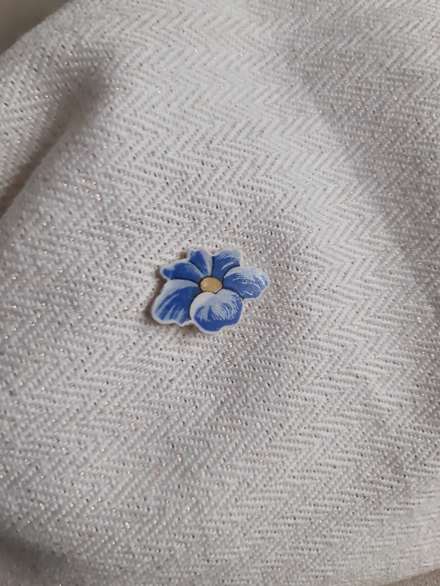 Pin's en Laiton Doré à l'Or Fin - décoré à partir de vaisselle - Forme fleur - Fleur bleue