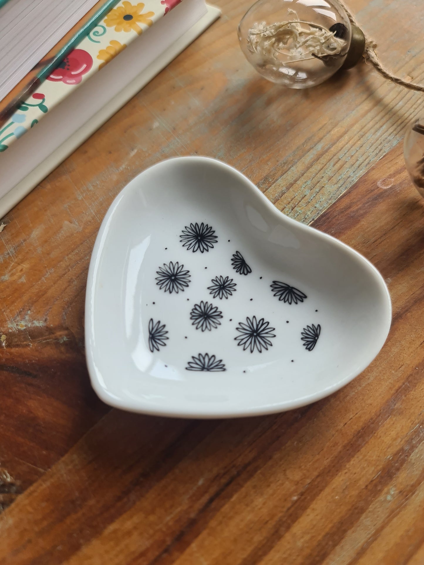 Coupelle cœur en porcelaine - décor Grandes marguerites peint à la main
