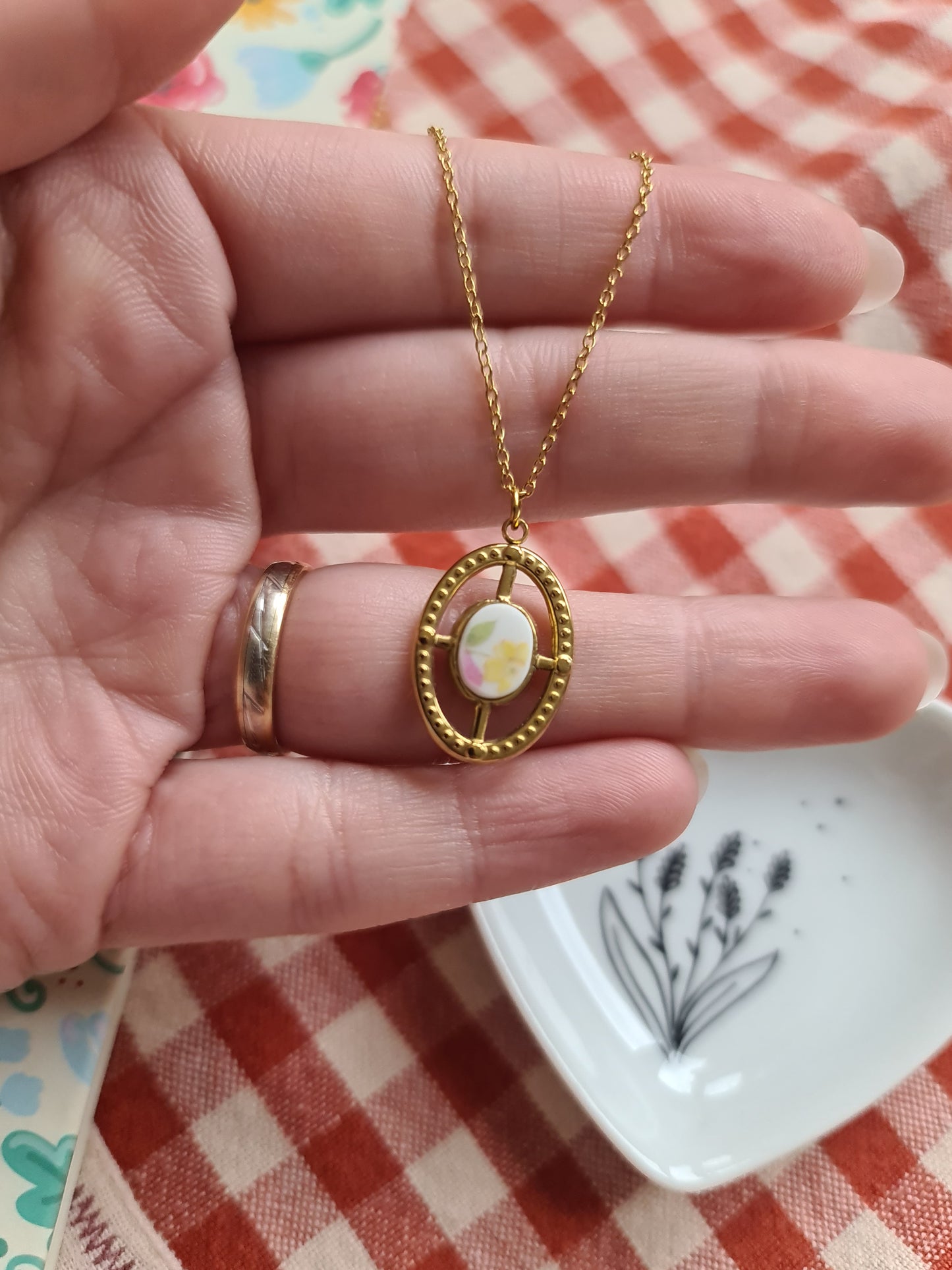 Collier ovale texturé en acier inoxydable doré - décoré avec un morceau de vaisselle surcyclé - Fleur rose et jaune