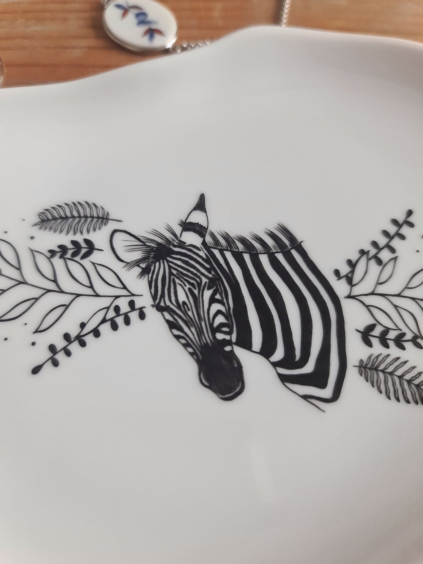 Petit plateau irrégulier en porcelaine - décor zèbre peints à la main