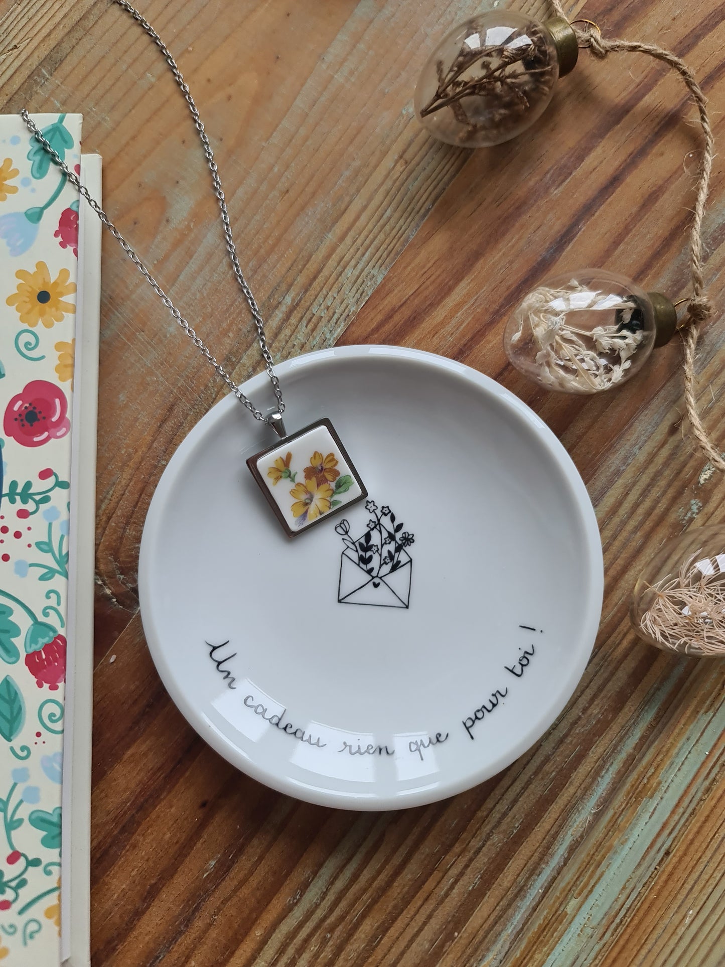 Collier carré en acier inoxydable - décoré avec un morceau de vaisselle surcyclé - Fleurs jaunes