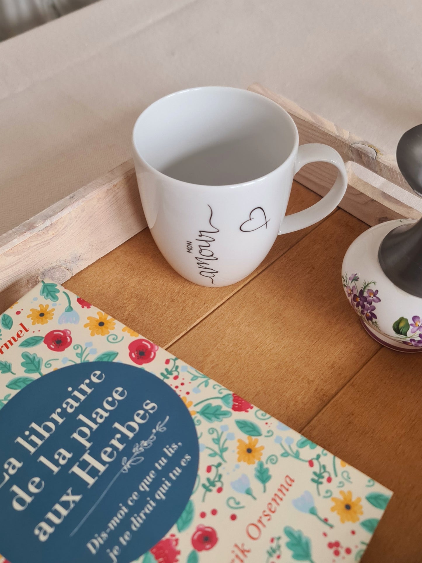 Mug boule en porcelaine - décor cœur "Mon amour" peint à la main
