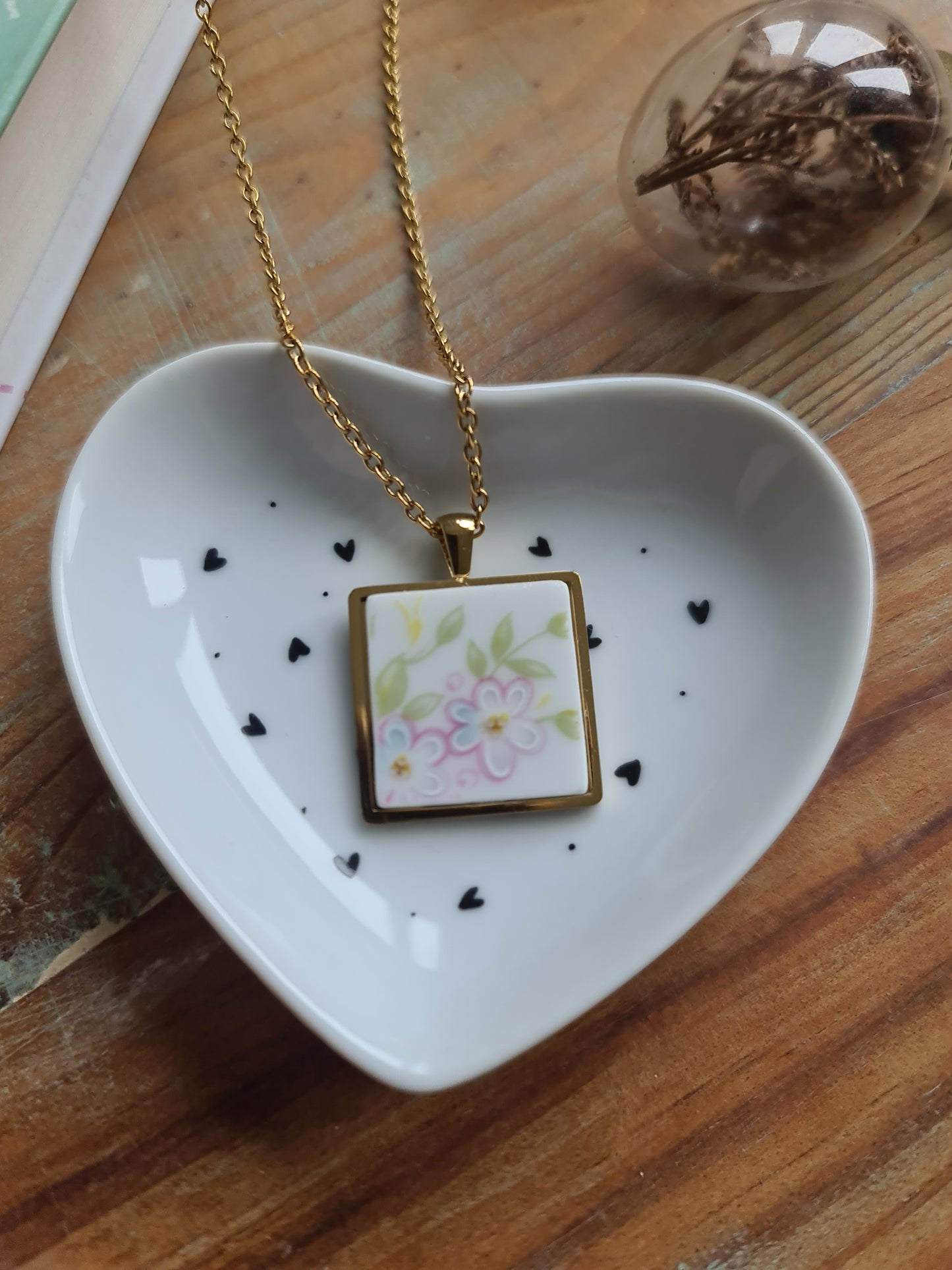 Collier carré en acier inoxydable doré - décoré avec un morceau de vaisselle surcyclé - Fleurs blanches et roses