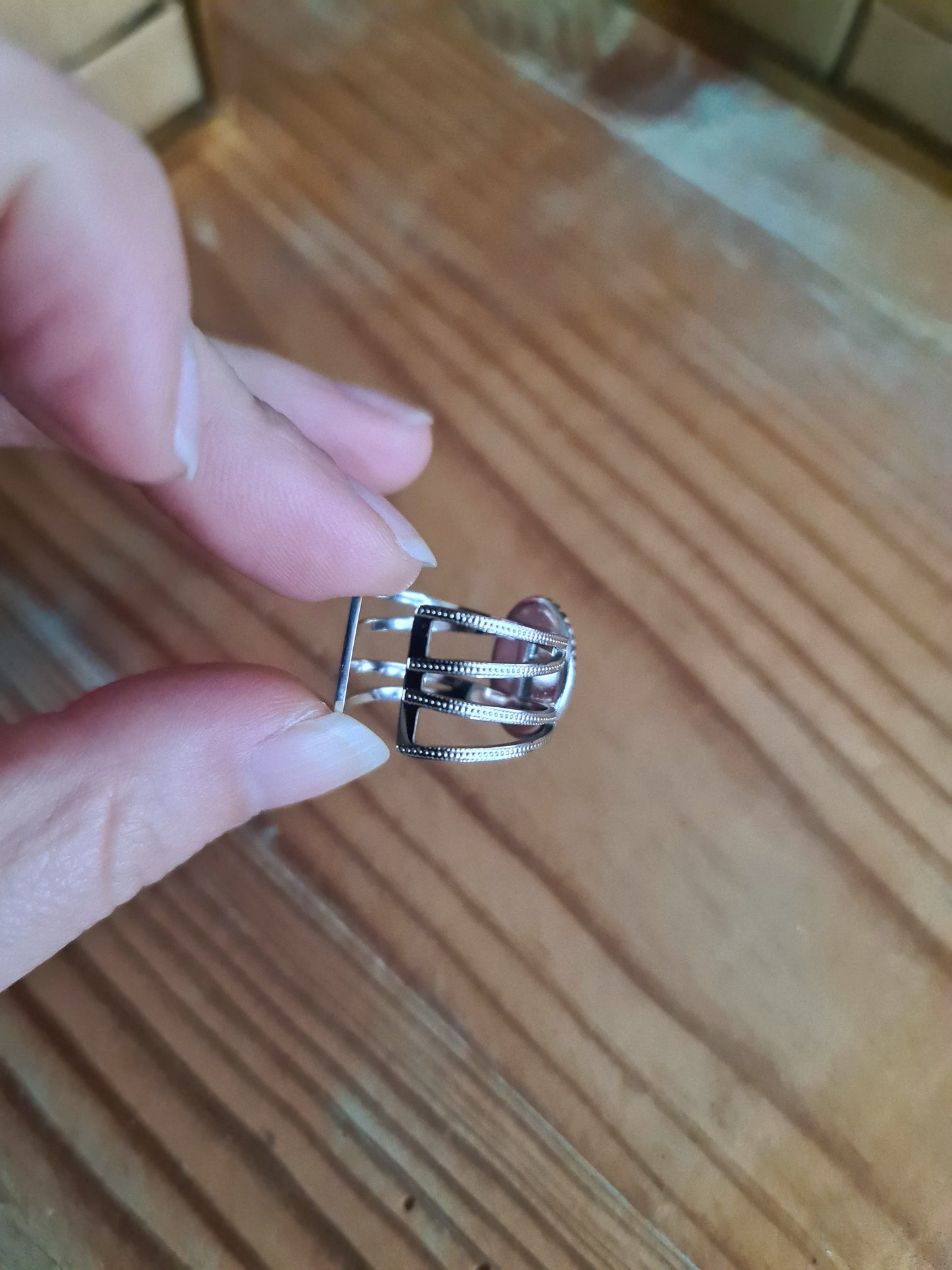 Bague large en Acier inoxydable - décorée à partir de vaisselle - Petite fleur rose