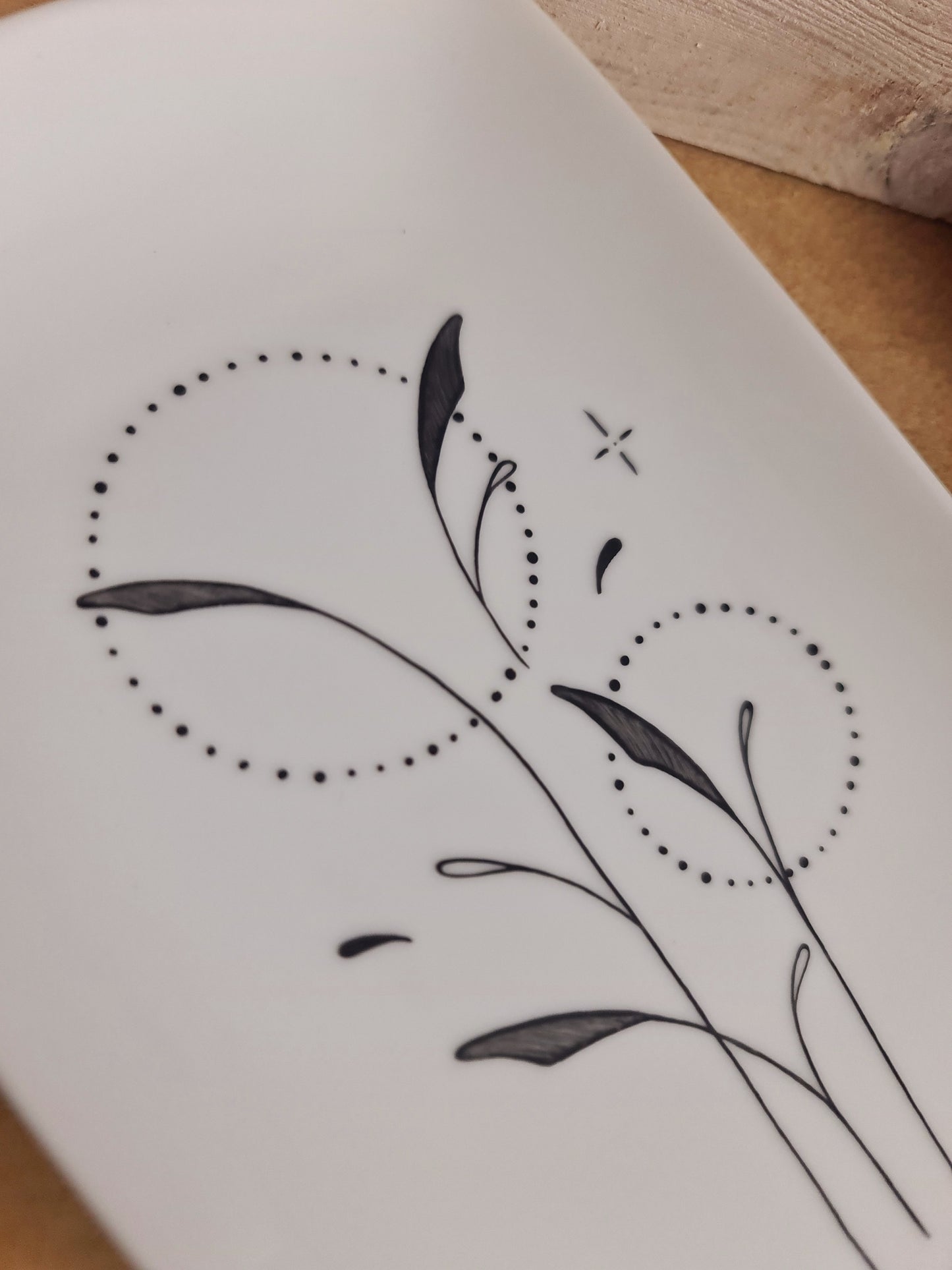 Plat mini cake en porcelaine - décor feuillage peints à la main