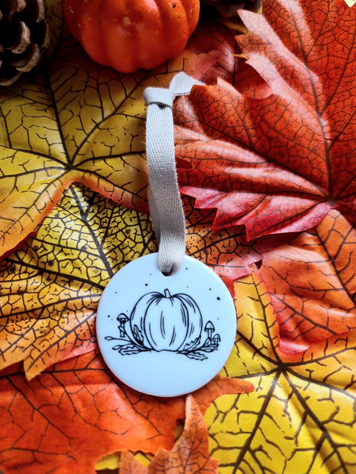 Médaillon rond en porcelaine - décor Citrouille peint à la main