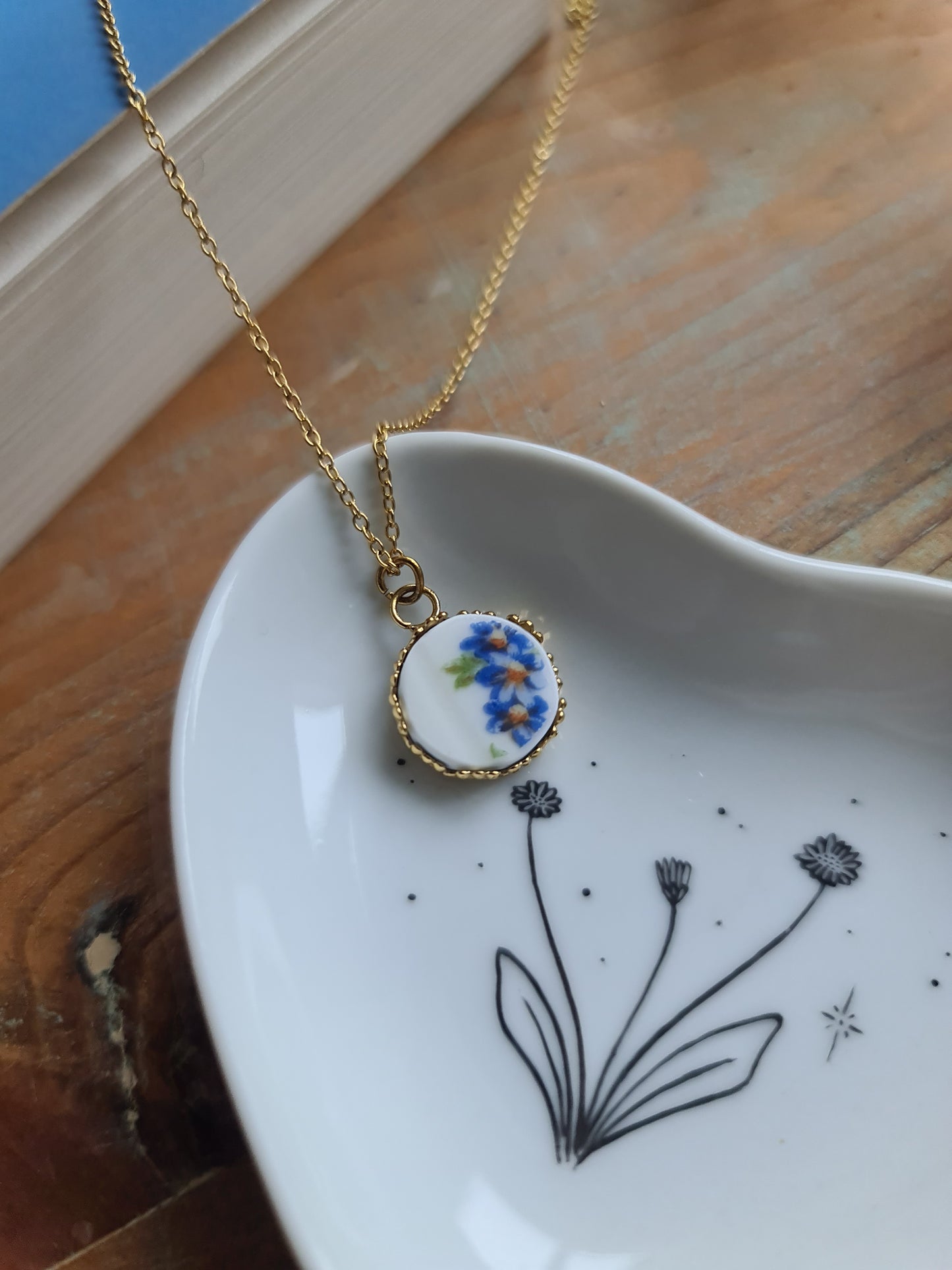 Collier rond couronne en acier inoxydable doré - décoré avec un morceau de vaisselle surcyclé - Fleurs bleues