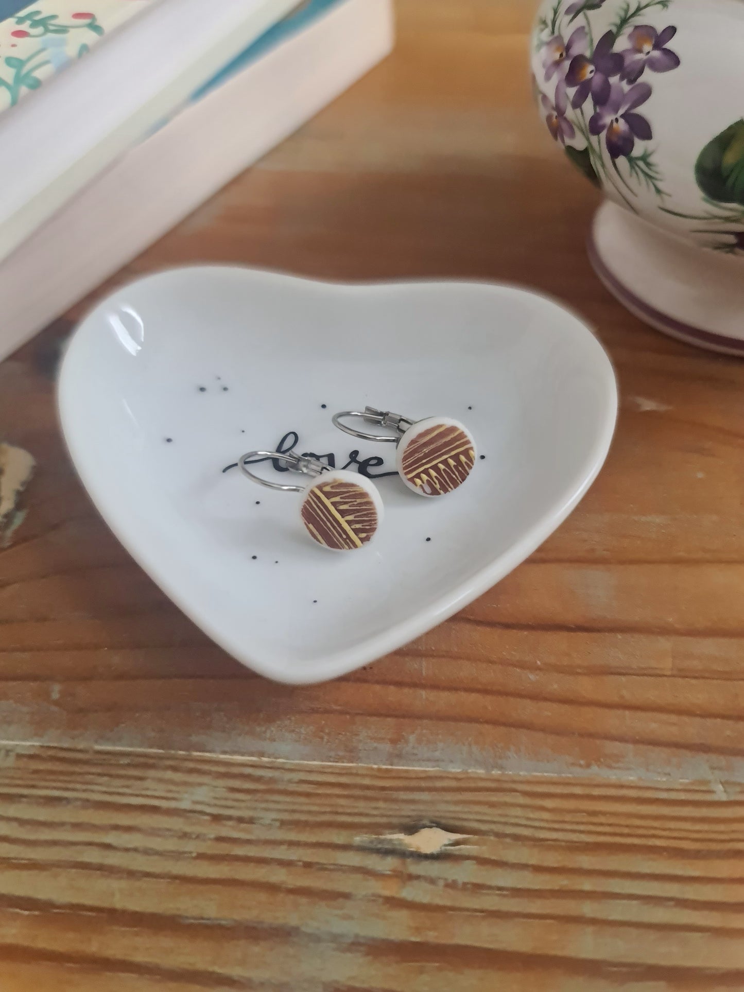 Boucles d'oreilles dormeuses en acier inoxydable - décorées avec un morceau de vaisselle surcyclé - Géométriques