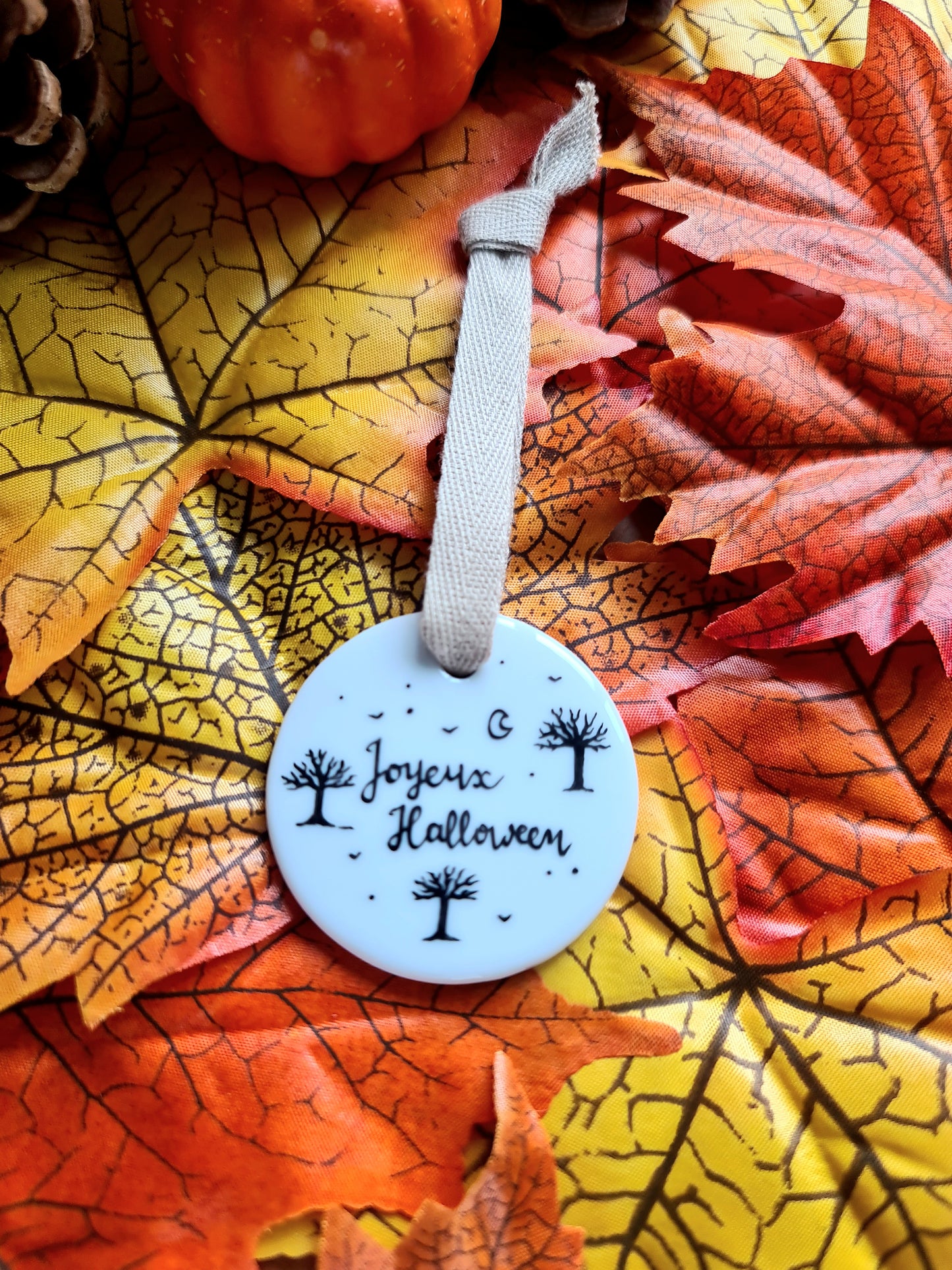 Médaillon rond en porcelaine - décor Joyeux Halloween peint à la main