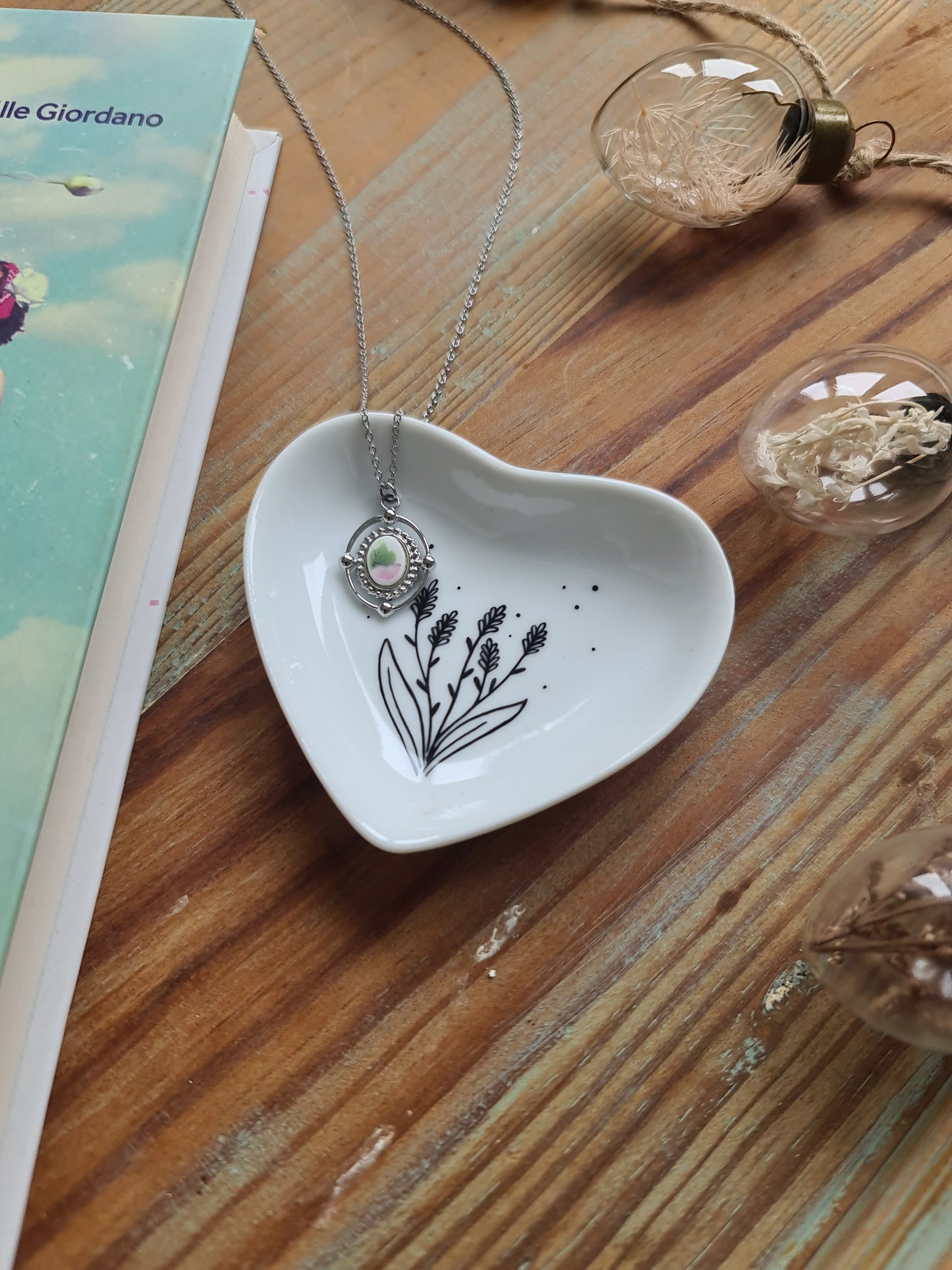 Collier ovale boule en acier inoxydable - décoré avec un morceau de vaisselle surcyclé - Fleur rose