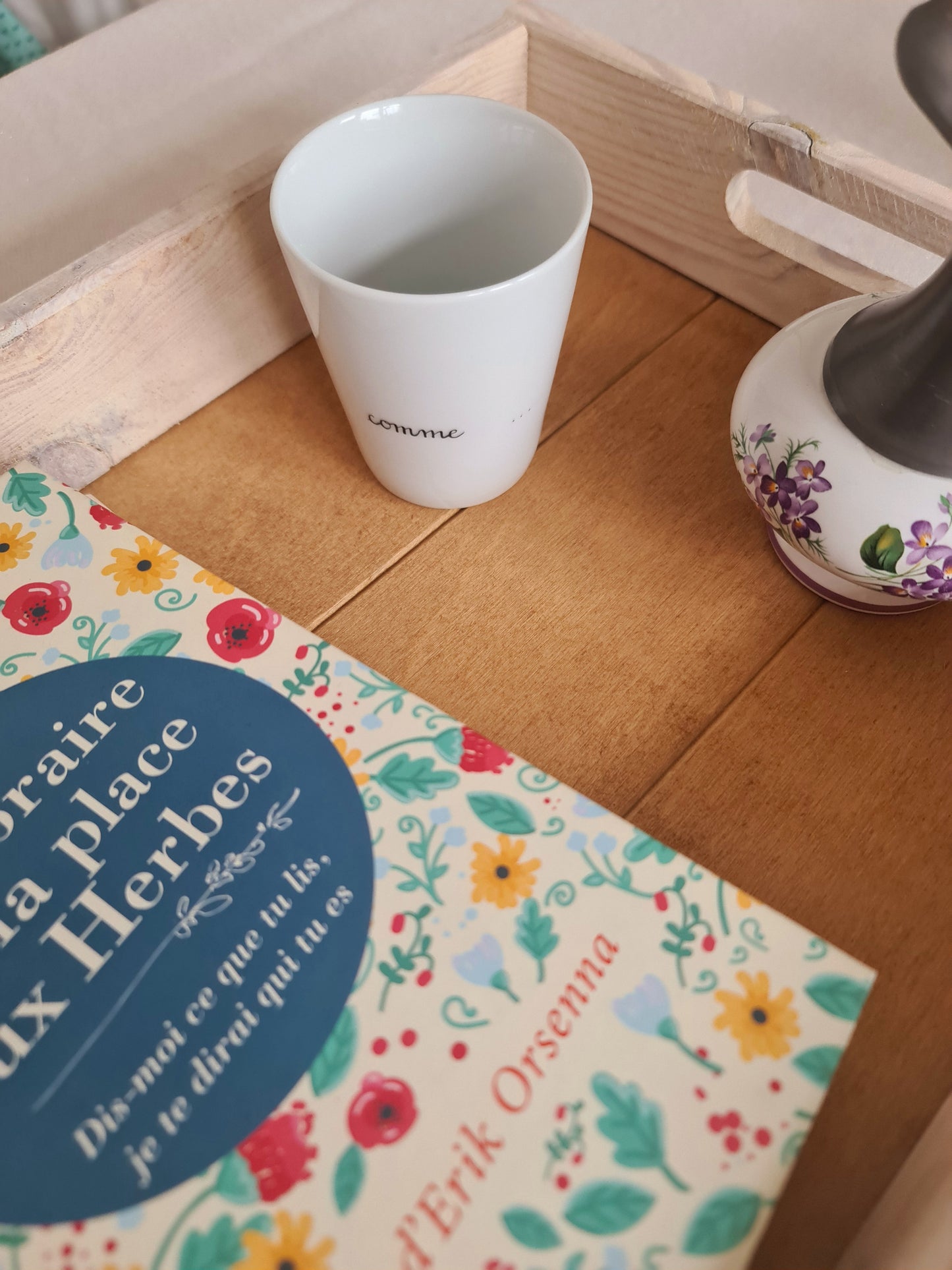 Gobelet en porcelaine - décor "M comme ... Merveilleuse" peint à la main