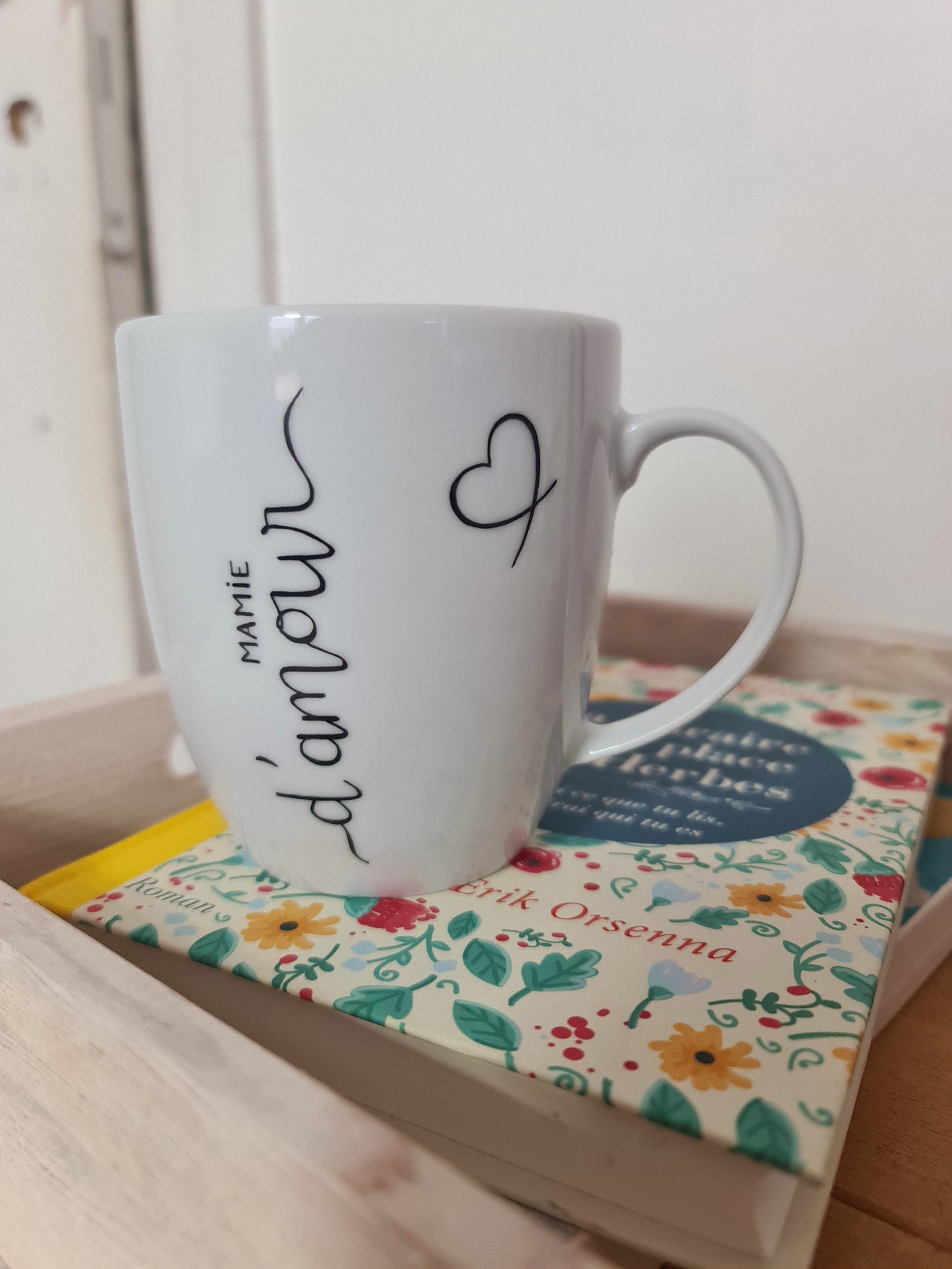 Mug boule en porcelaine - décor cœur "Mamie d'amour" peint à la main