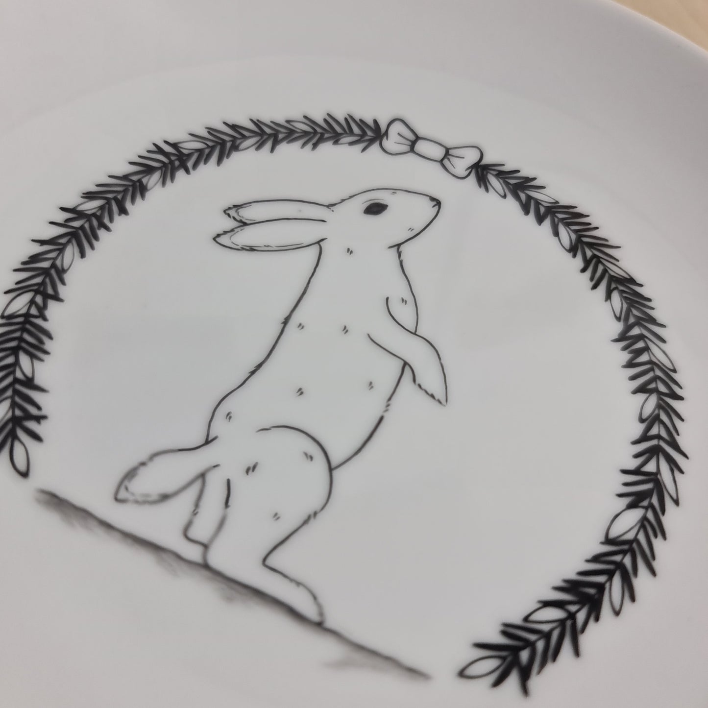 Assiette coupe chinée en céramique - décor Lapin peint à la main