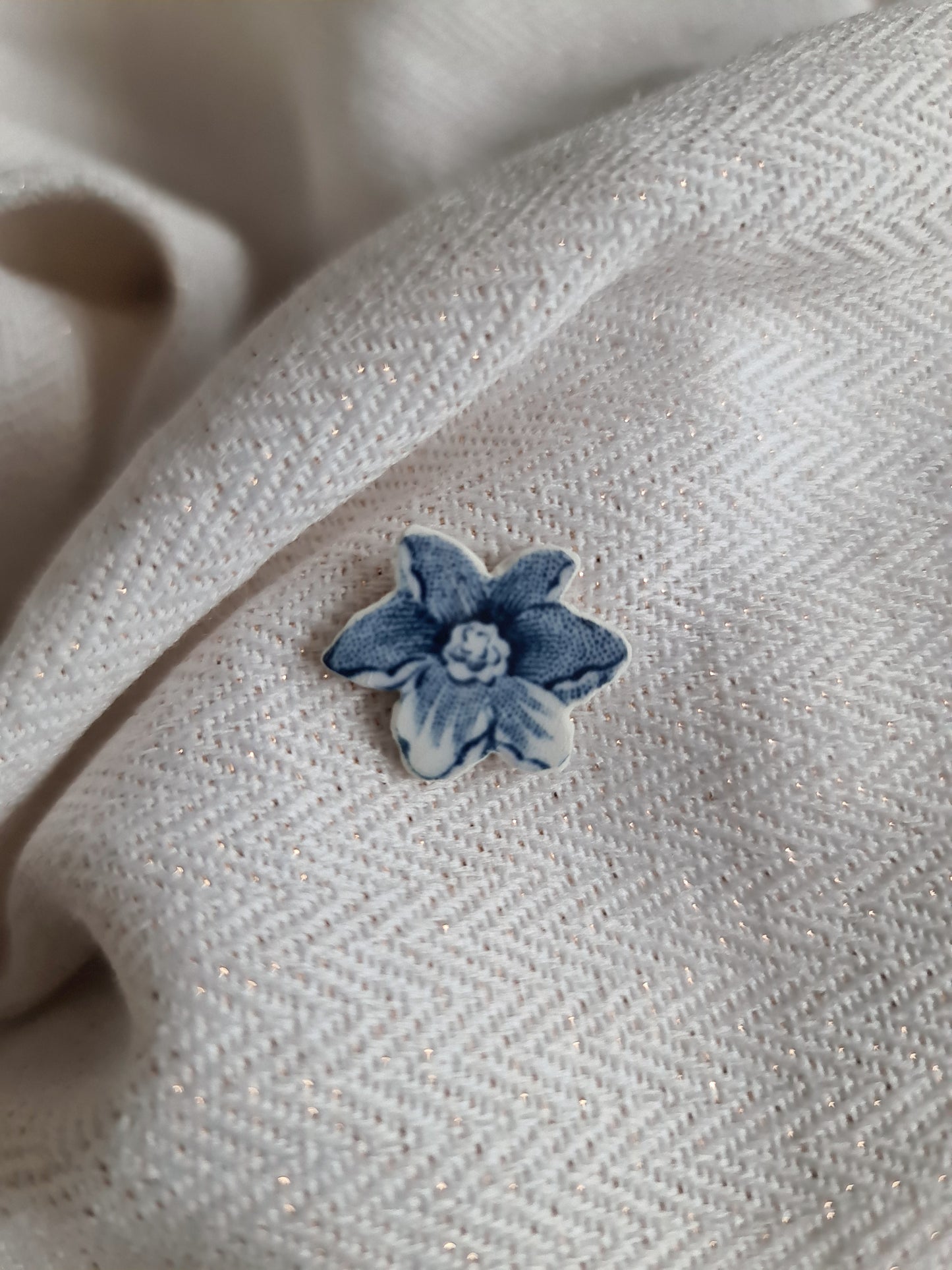Pin's en Fer rhodié - décoré à partir de vaisselle - Forme fleur - Fleur bleue