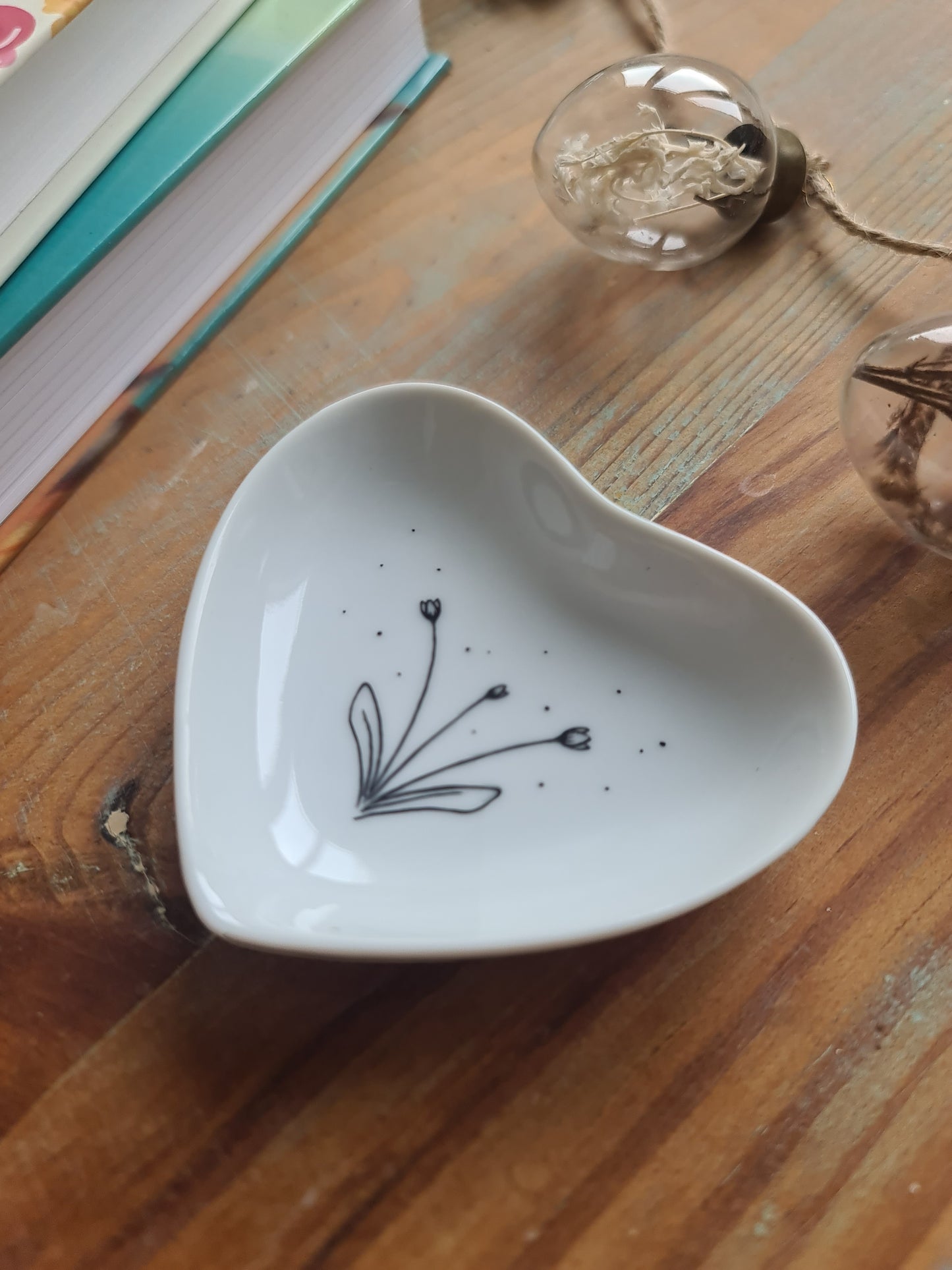 Coupelle cœur en porcelaine - décor Tulipes peint à la main