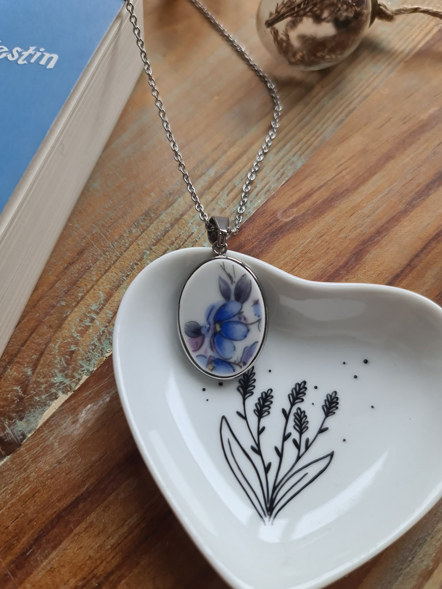 Collier ovale en acier inoxydable - décoré avec un morceau de vaisselle surcyclé - Fleurs bleues