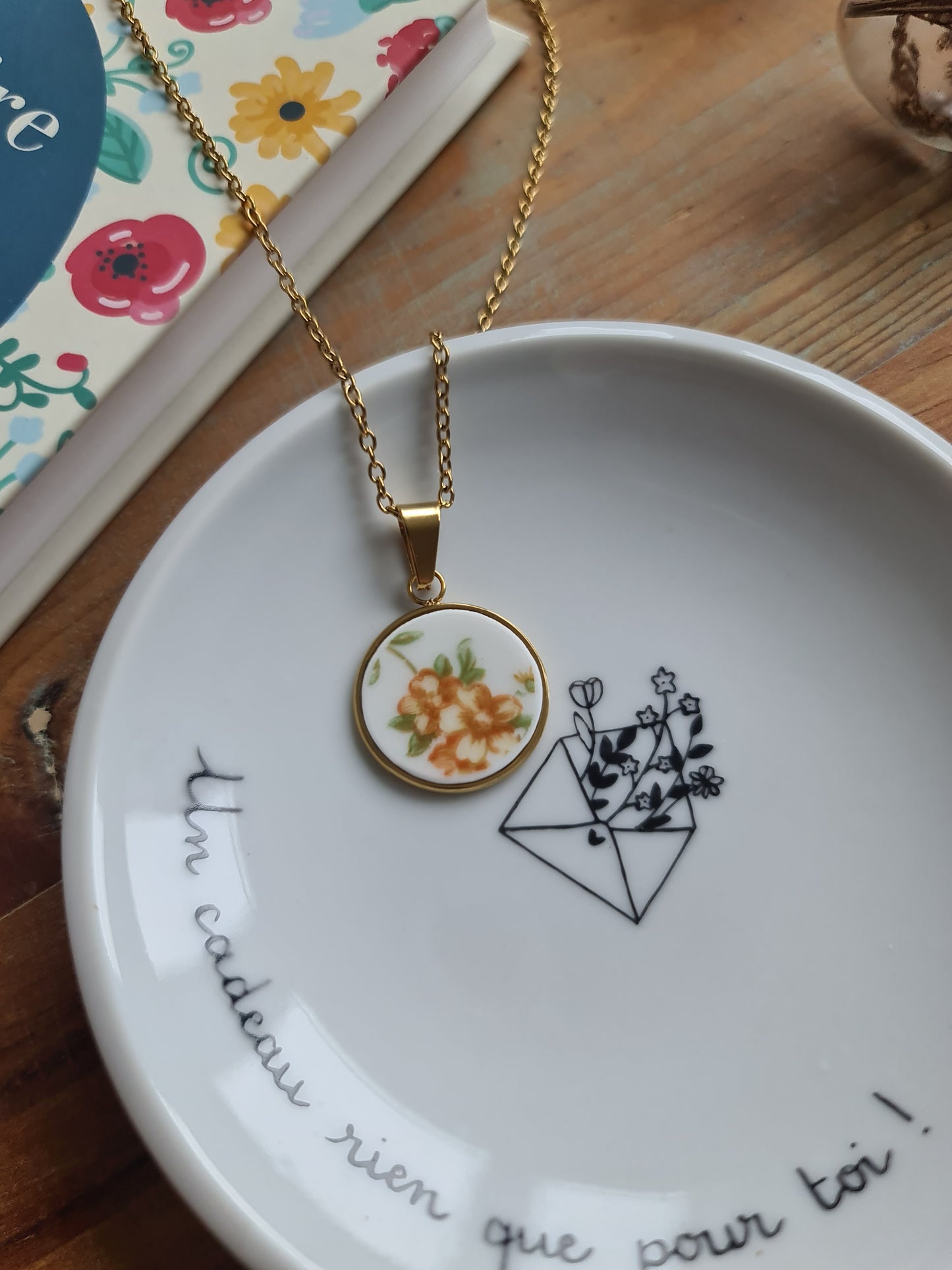 Collier rond en acier inoxydable doré - décoré avec un morceau de vaisselle surcyclé - Fleurs jaunes et oranges
