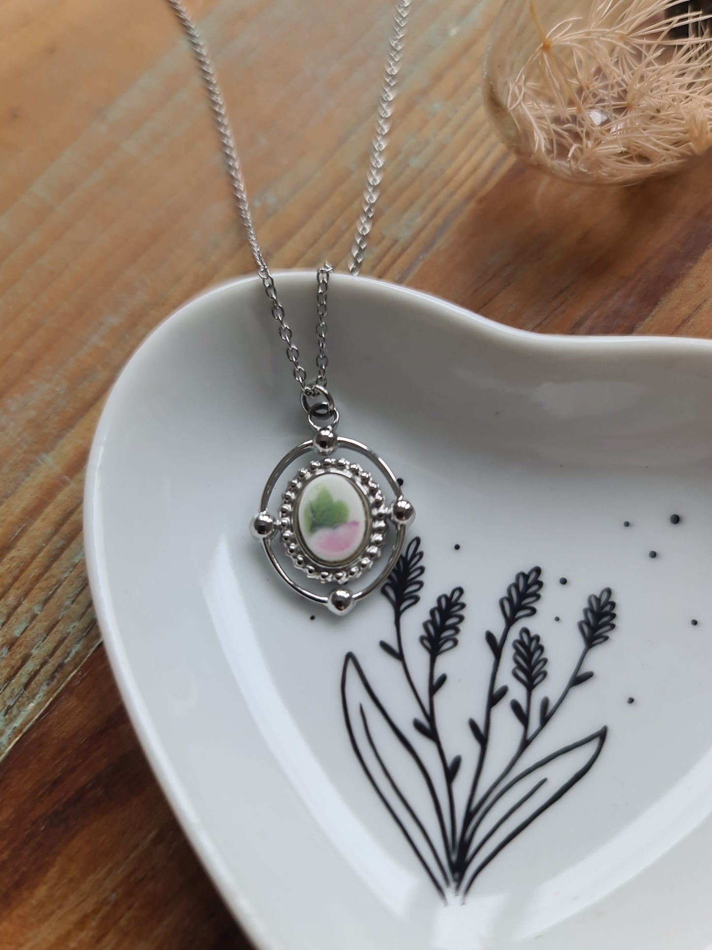 Collier ovale boule en acier inoxydable - décoré avec un morceau de vaisselle surcyclé - Fleur rose