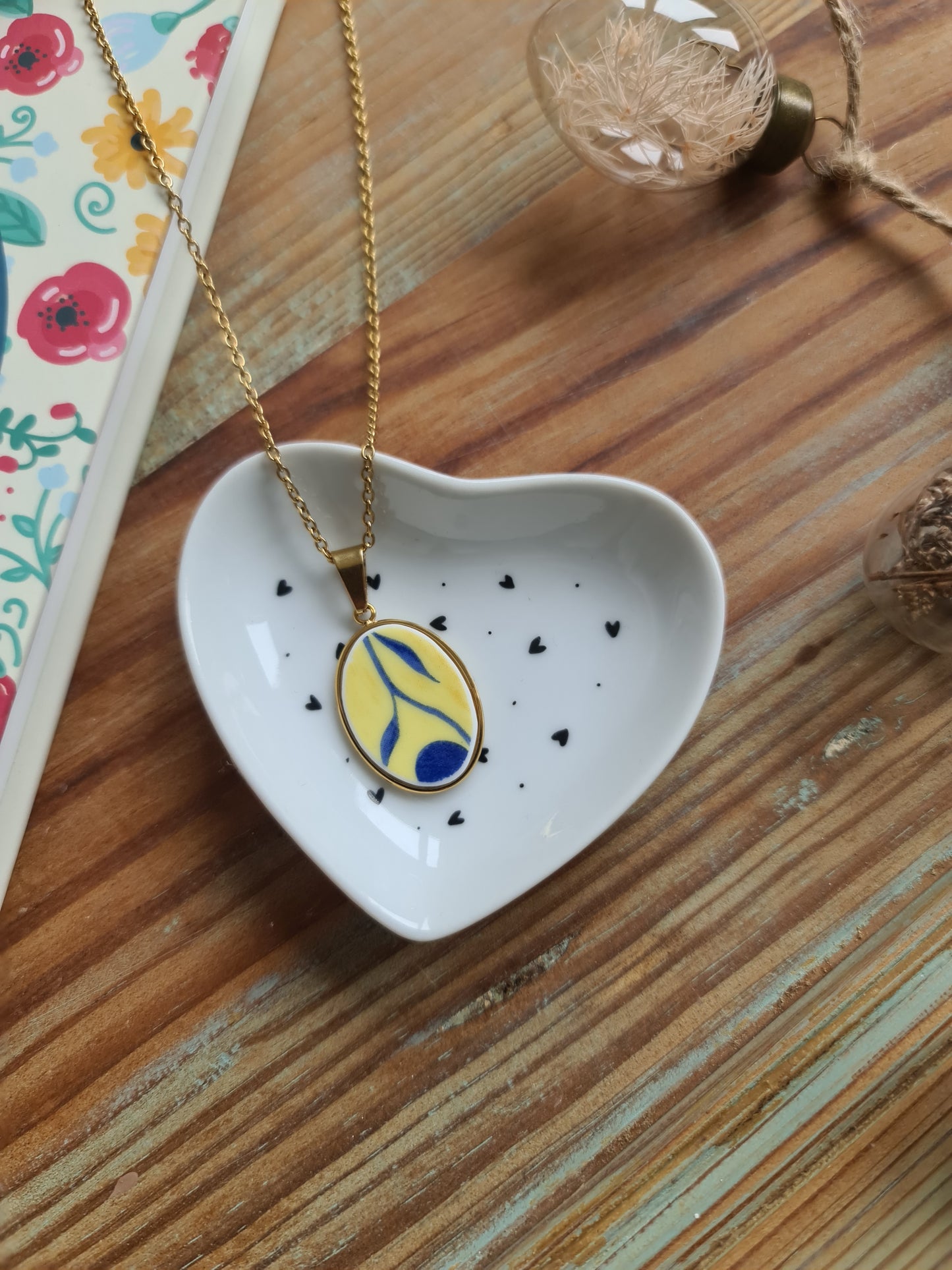 Collier ovale en acier inoxydable doré - décoré avec un morceau de vaisselle surcyclé - Jaune feuillage bleu