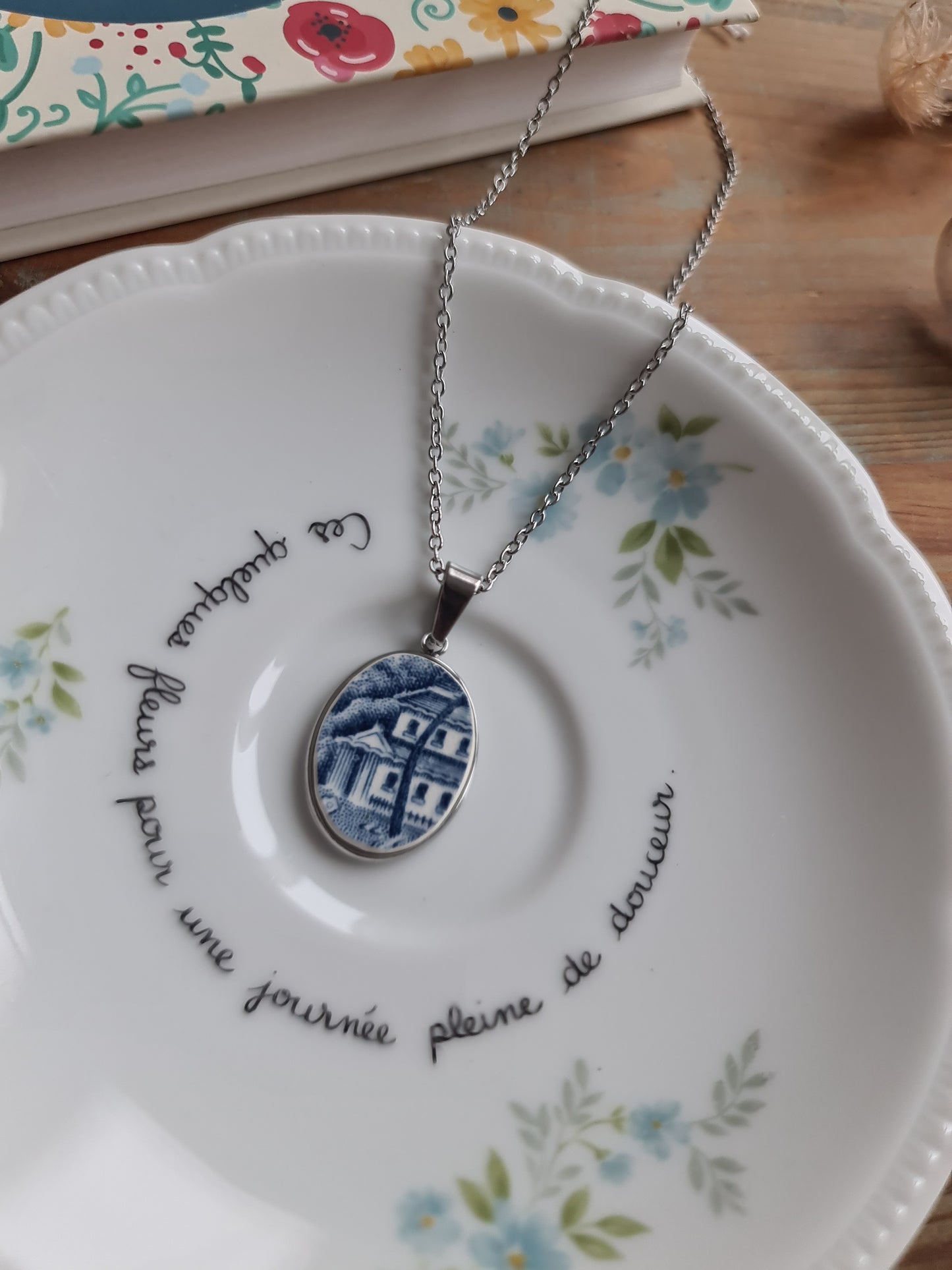 Collier ovale en acier inoxydable - décoré avec un morceau de vaisselle surcyclé - Maison bleue