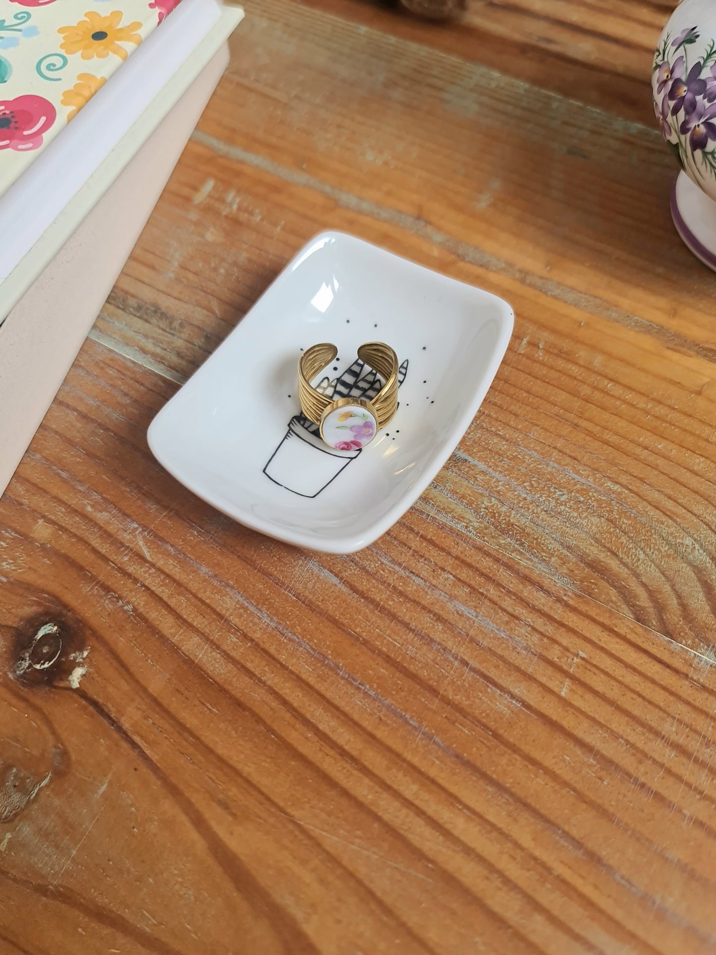 Coupelle à bijoux rectangle en porcelaine - décor plante grasse peint à la main