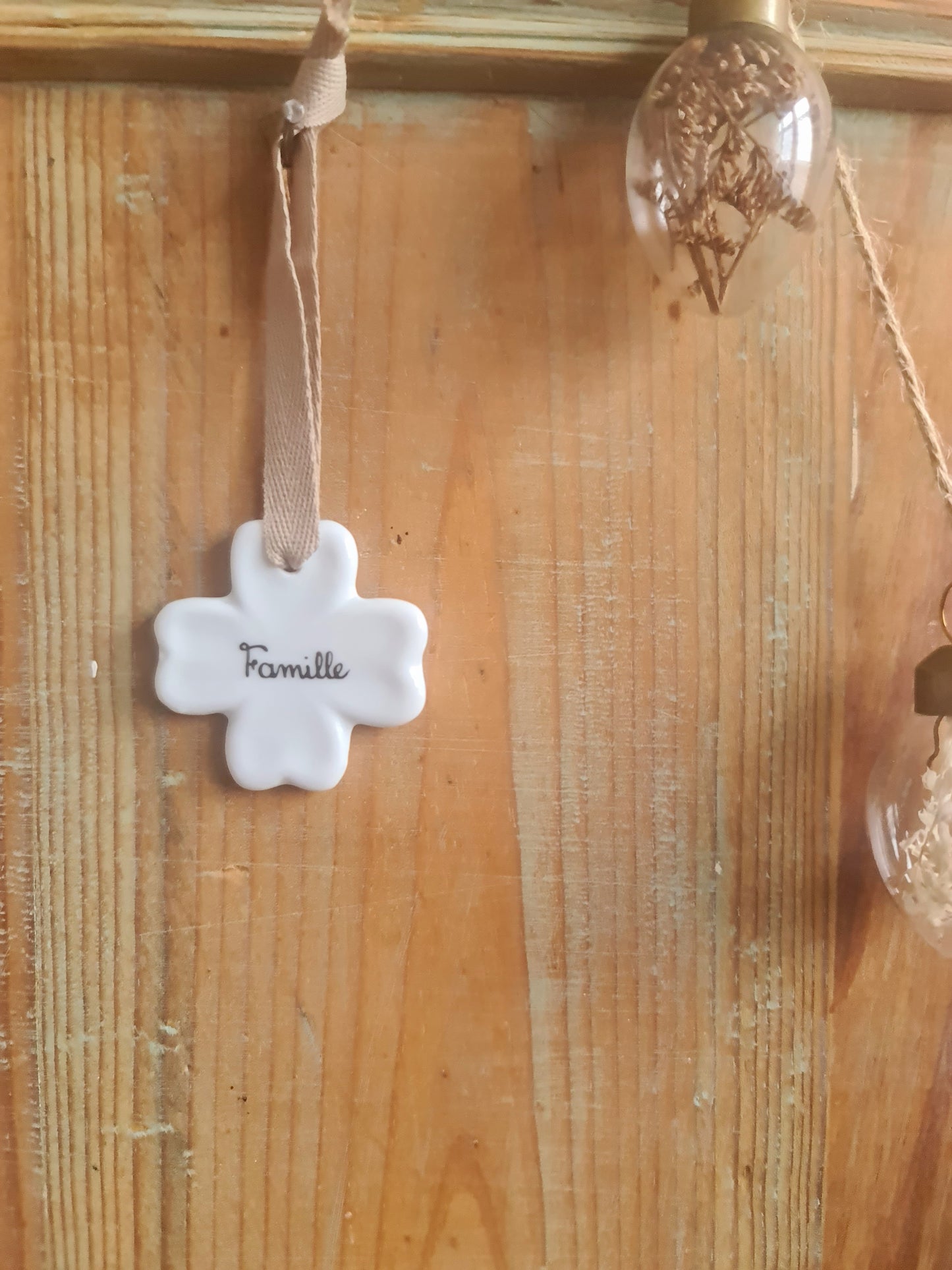 Médaillon trèfle en porcelaine - décor Mot Famille peint à la main