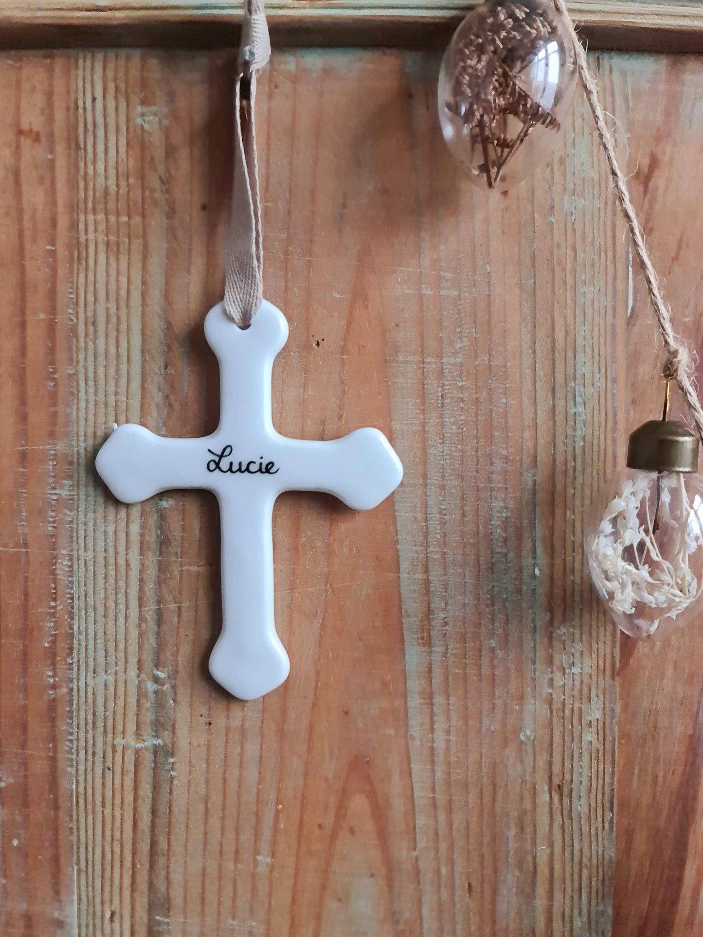 Croix en porcelaine - Grand modèle - décor Prénom Lucie peint à la main