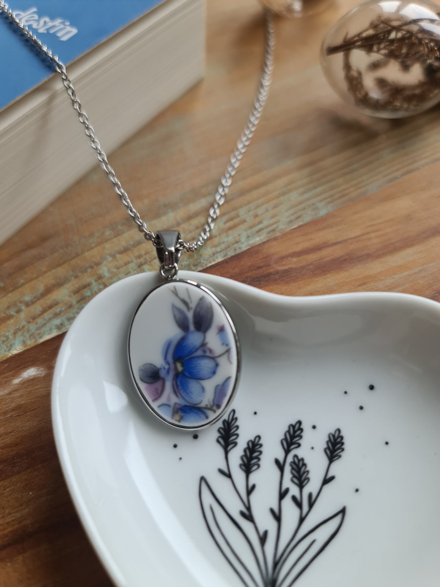 Collier ovale en acier inoxydable - décoré avec un morceau de vaisselle surcyclé - Fleurs bleues