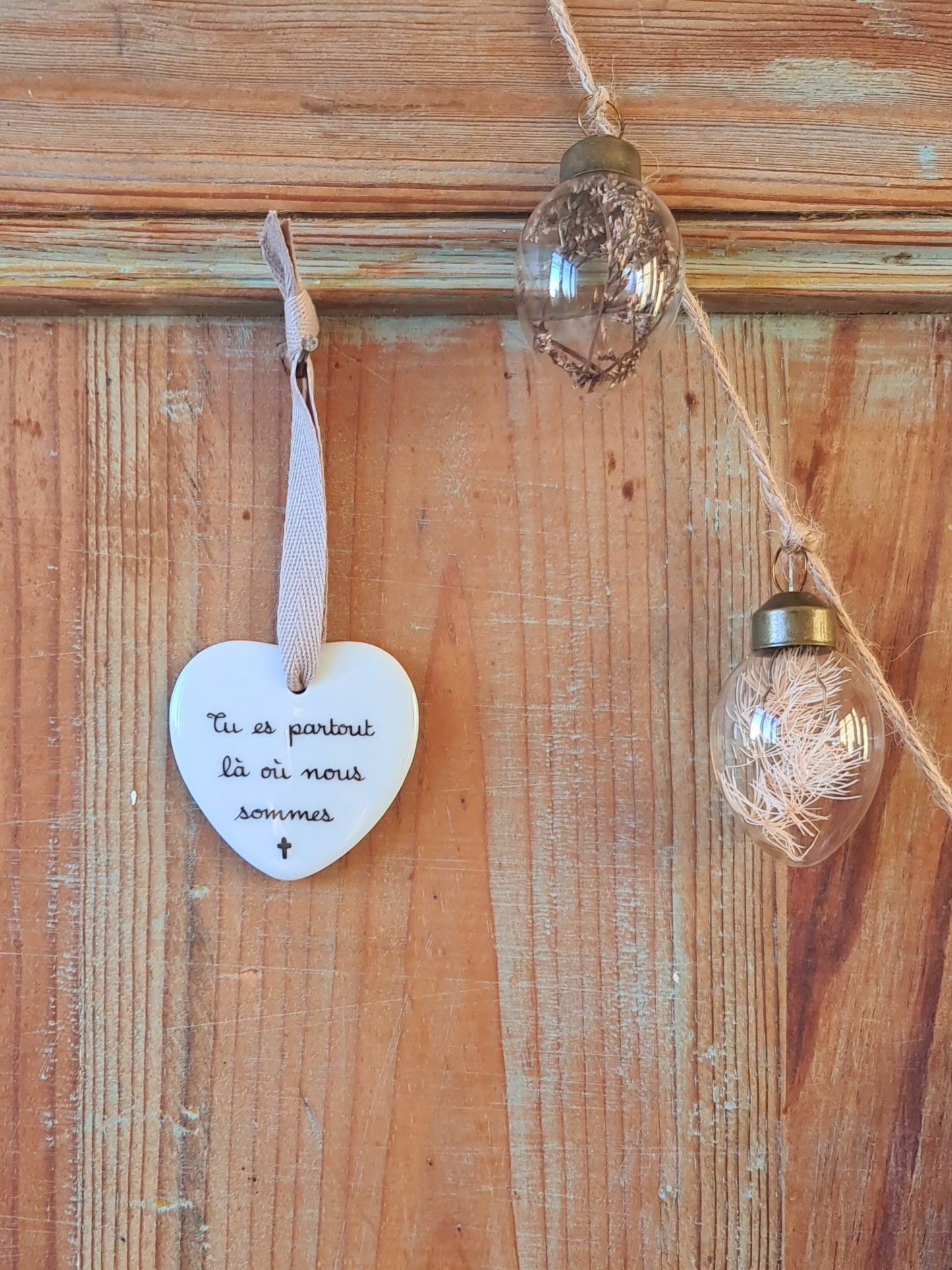Médaillon cœur en porcelaine - décor Tu es partout là où nous sommes Croix peint à la main