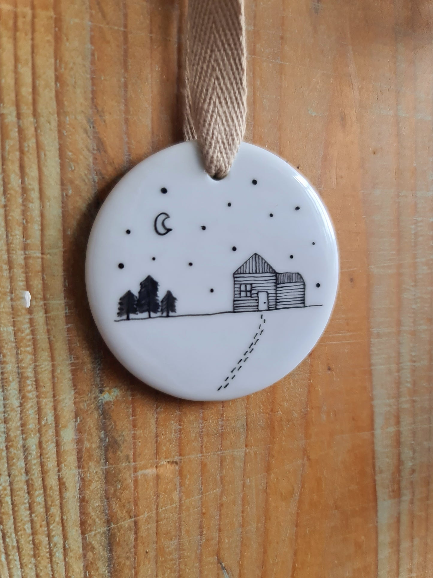 Médaillon rond en porcelaine - décor Paysage cabane peint à la main