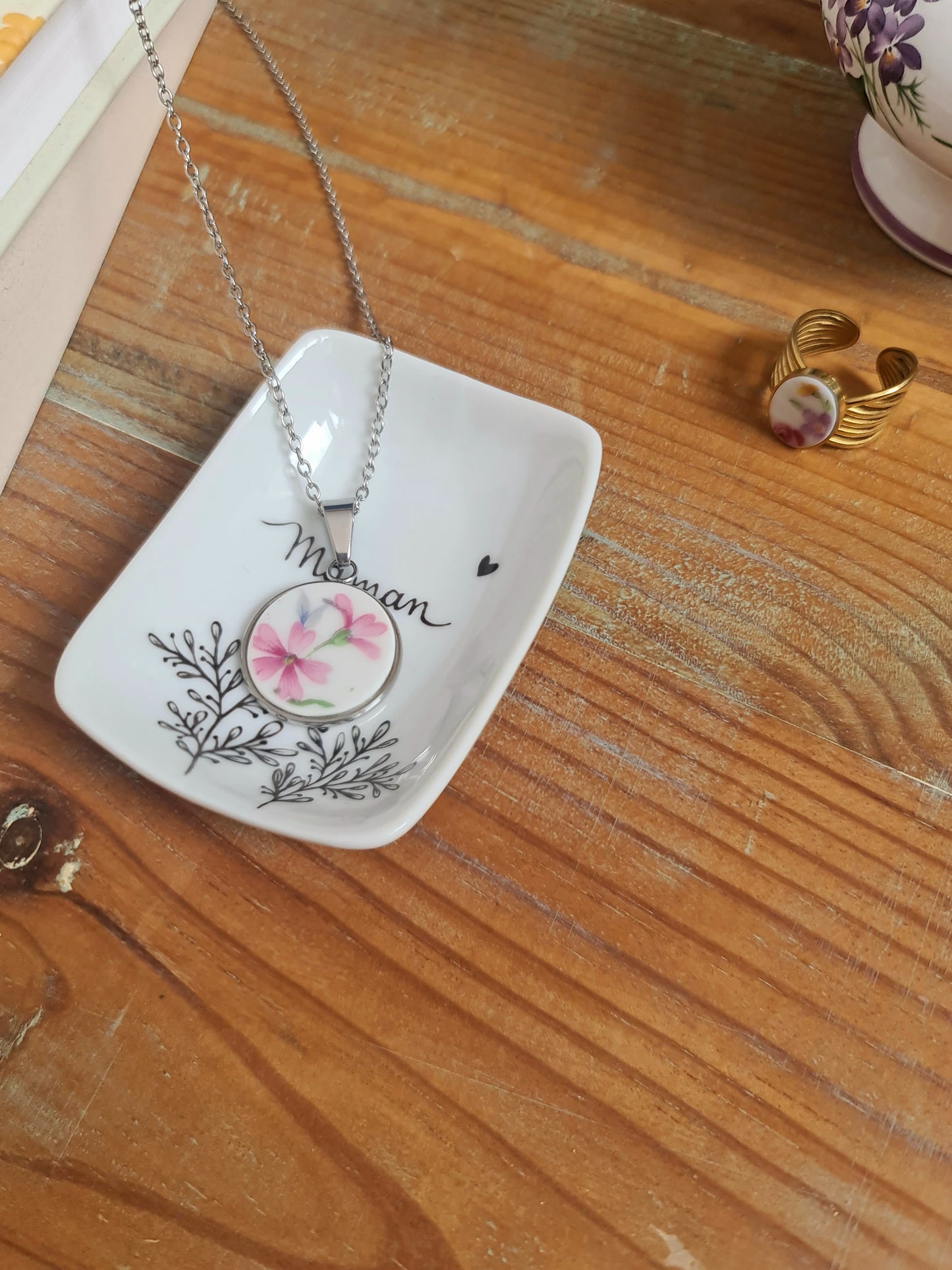 Coupelle à bijoux rectangle en porcelaine - décor "Maman" Feuillage peint à la main