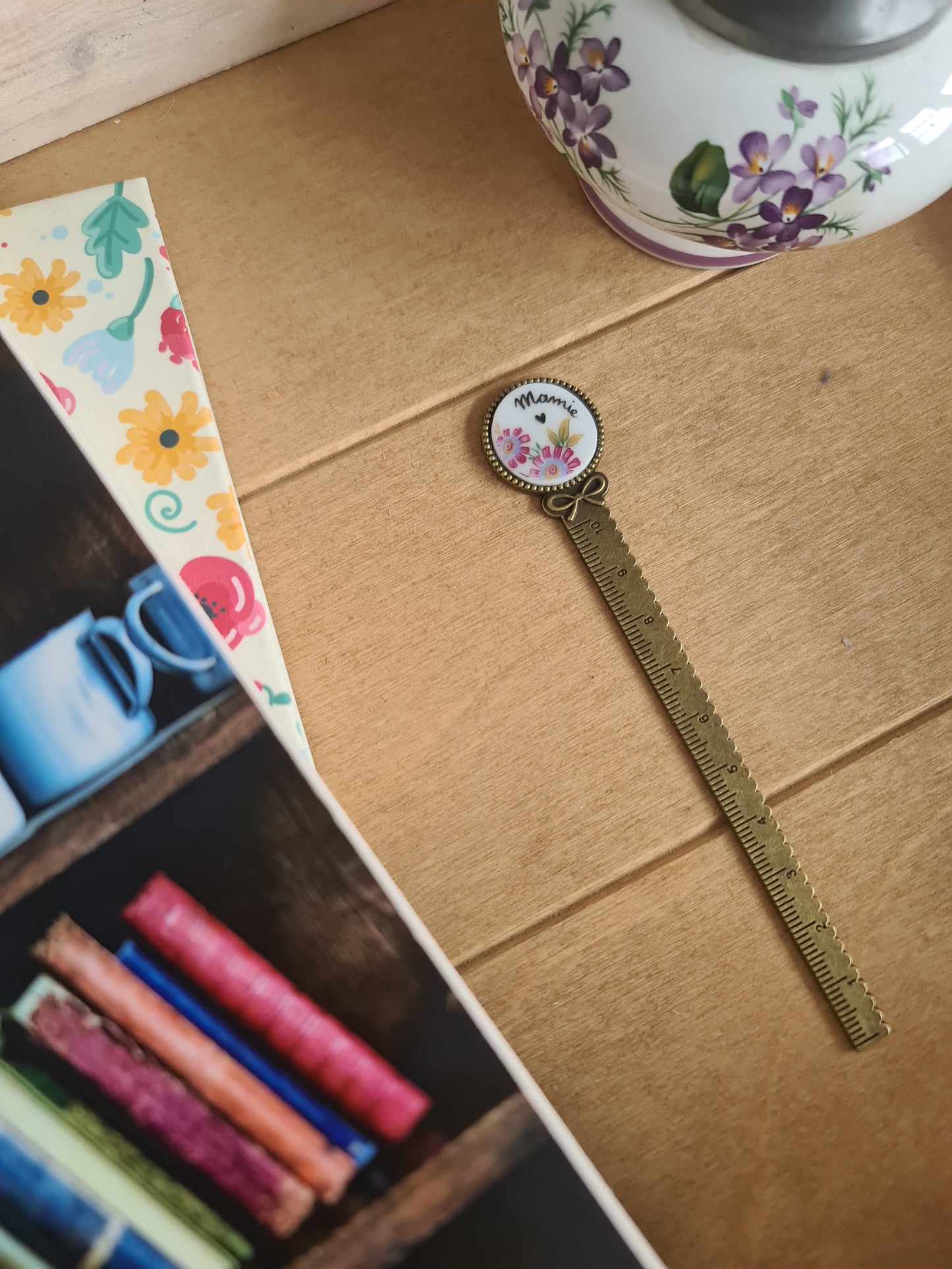 Marque page en alliage couleur bronze - décoré avec de la vaisselle puis "Mamie♡" peint à la main - Fleurs rouges