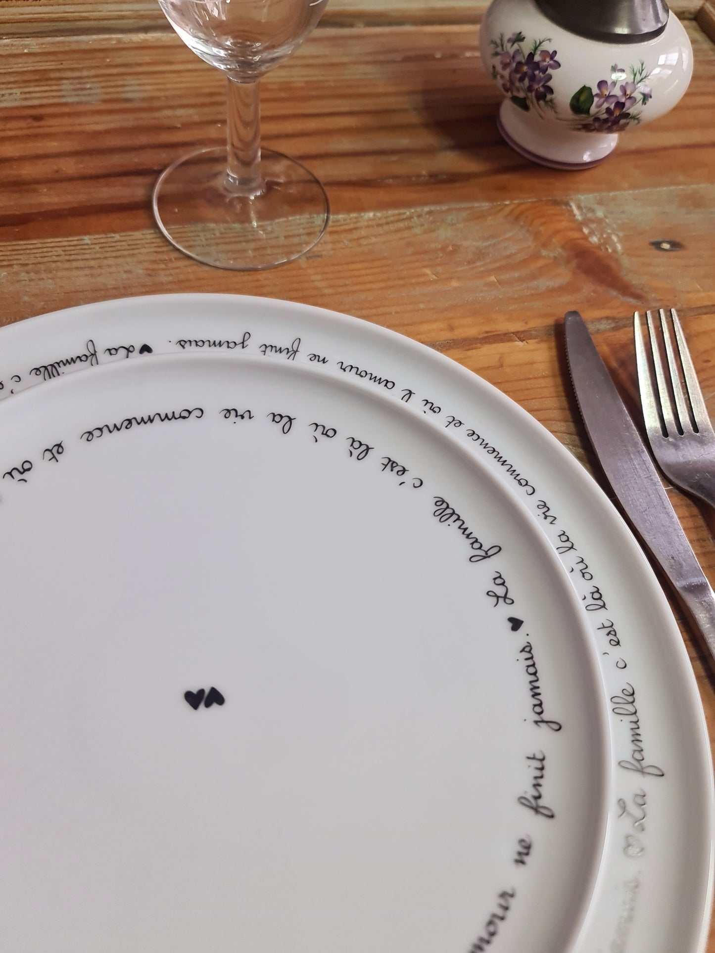 Assiette en porcelaine - décor Phrase "La famille c'est là où la vie commence et où l'amour ne finit jamais" cœurs peint à la main