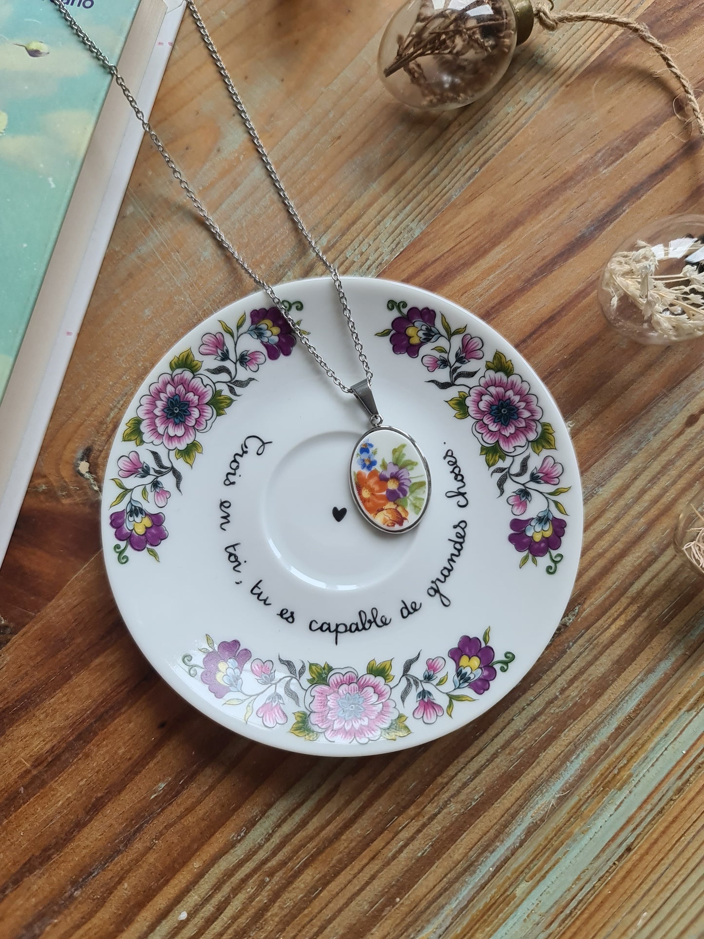 Coupelle ronde Fleurs de ton violet chinée en porcelaine - décor phrase mantra