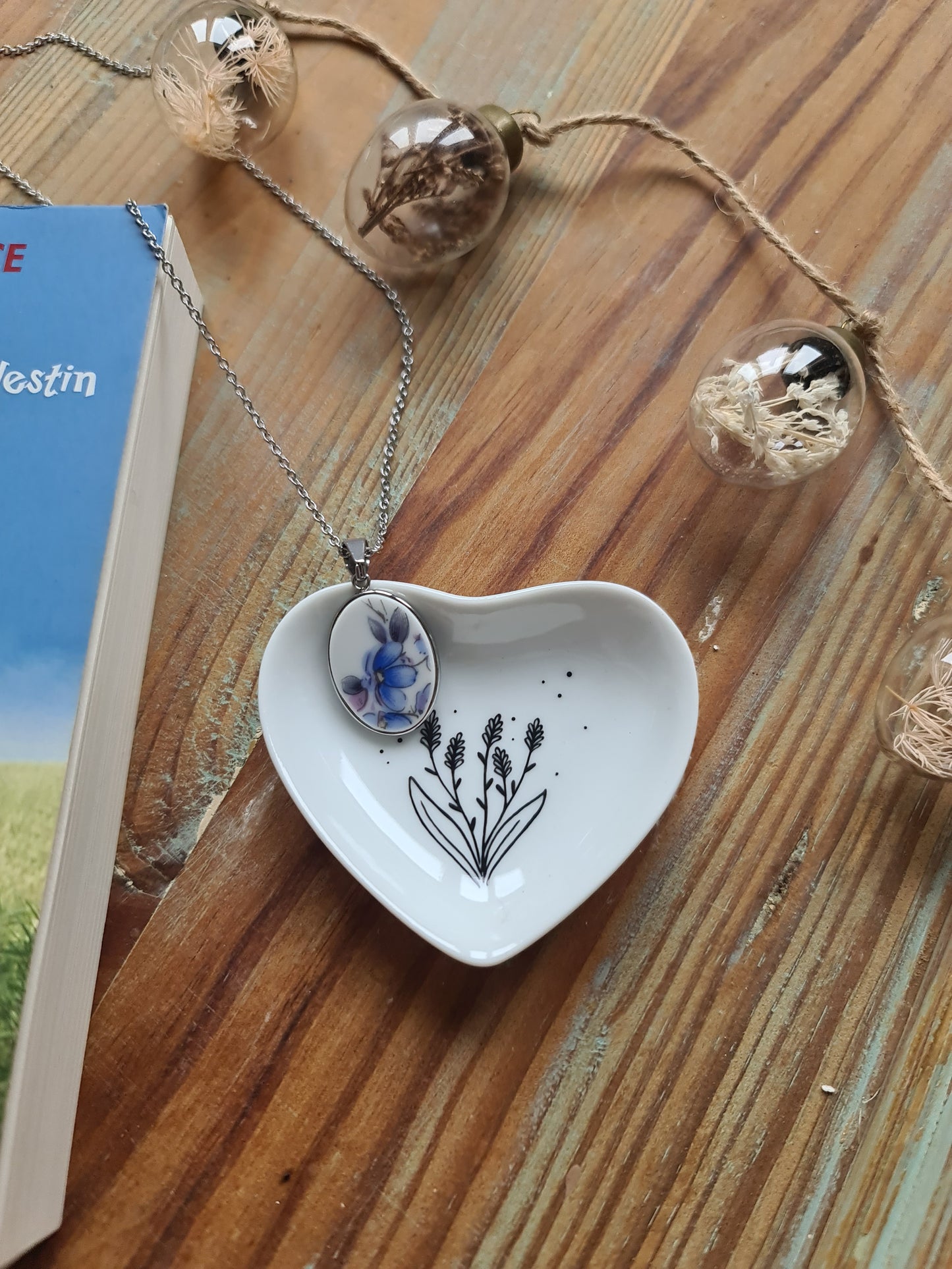 Collier ovale en acier inoxydable - décoré avec un morceau de vaisselle surcyclé - Fleurs bleues