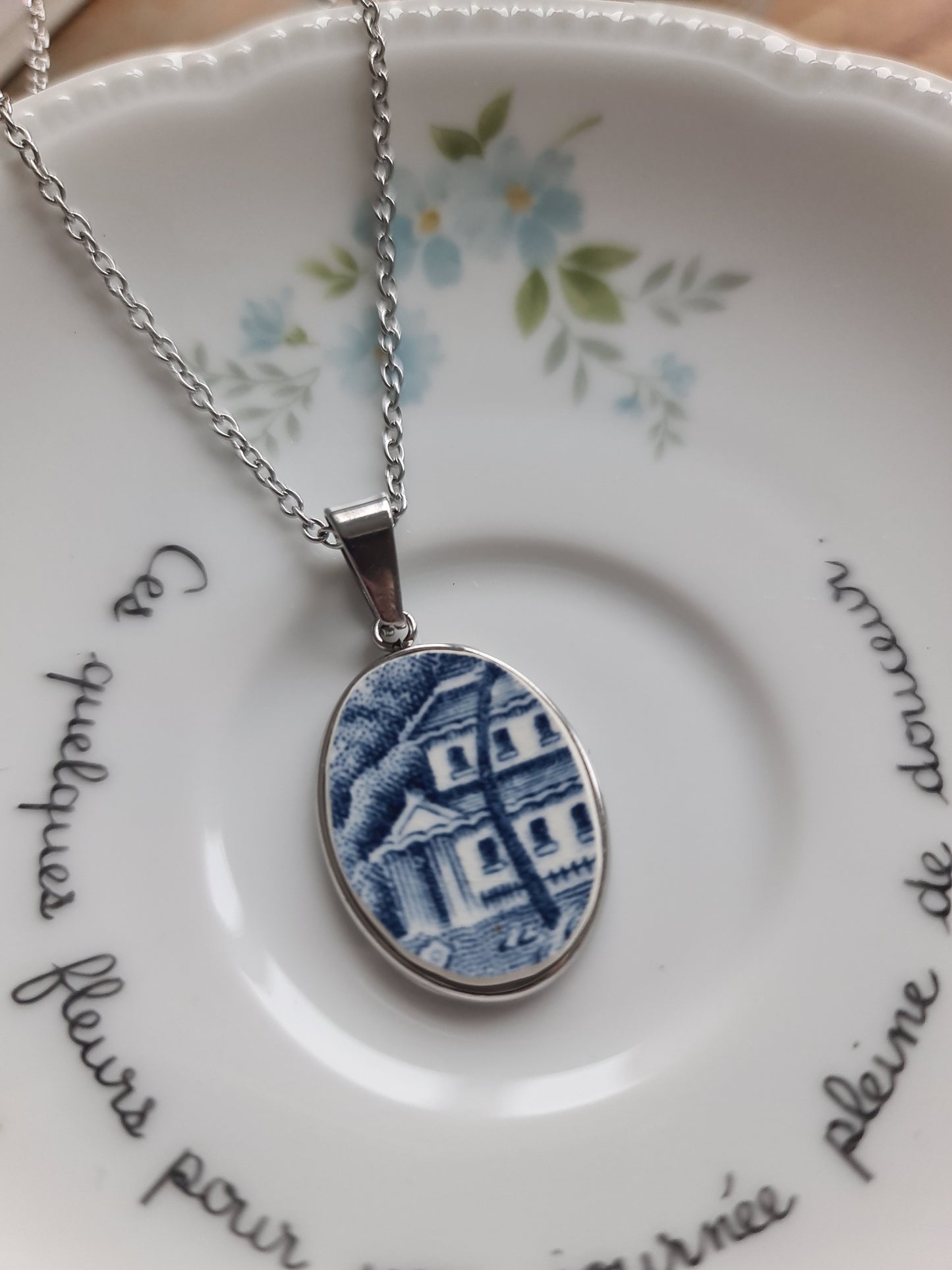 Collier ovale en acier inoxydable - décoré avec un morceau de vaisselle surcyclé - Maison bleue
