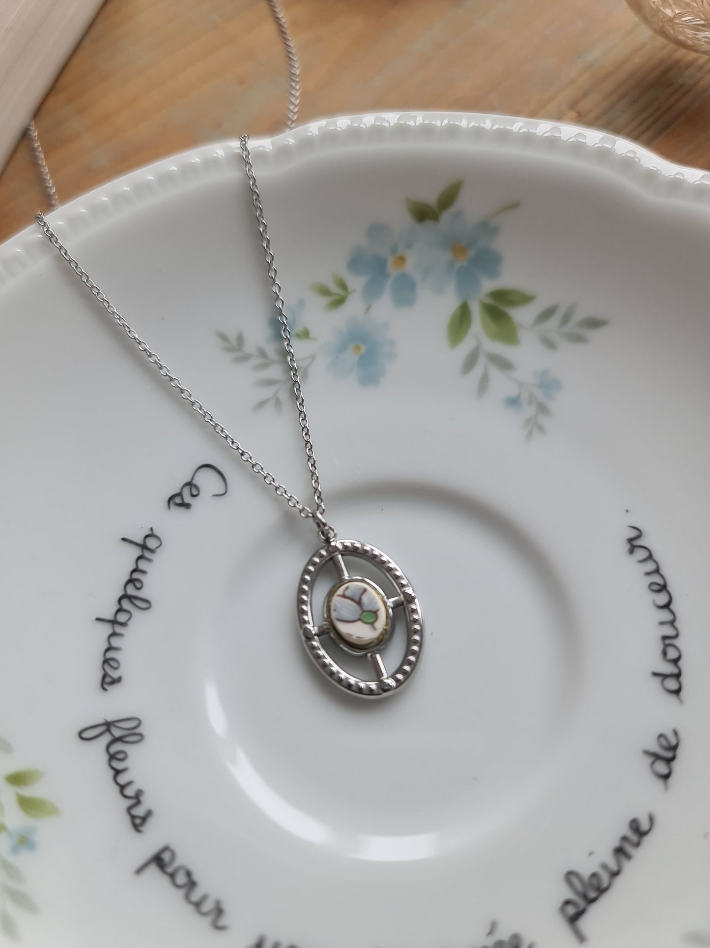 Collier ovale texturé en acier inoxydable - décoré avec un morceau de vaisselle surcyclé - Fleur grise
