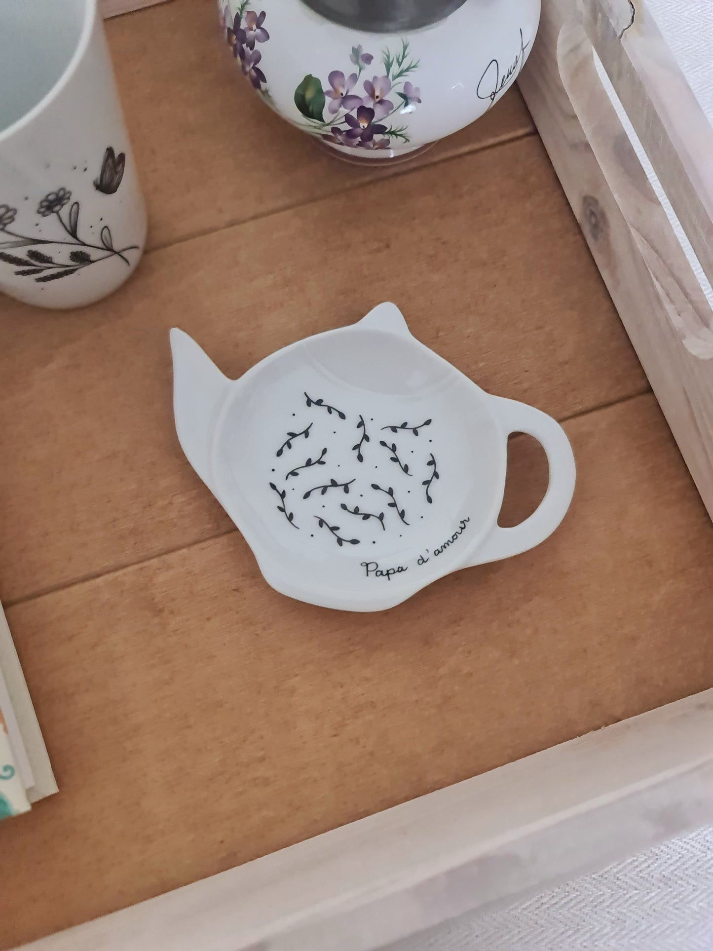 Repose sachet de thé en porcelaine - décor Feuillage noir points "Papa d'amour" peint à la main