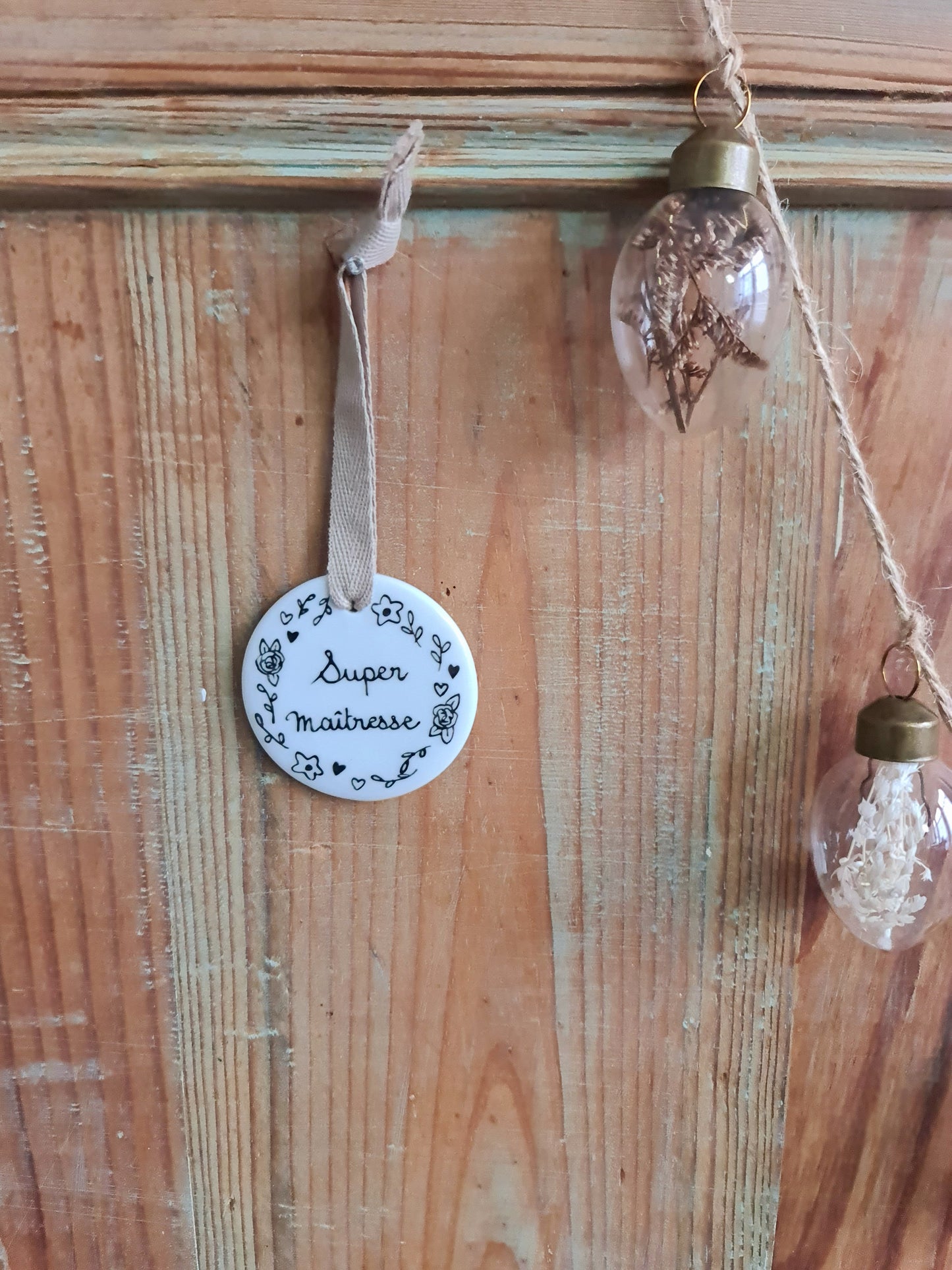 Médaillon rond en porcelaine - décor Super Maîtresse peint à la main