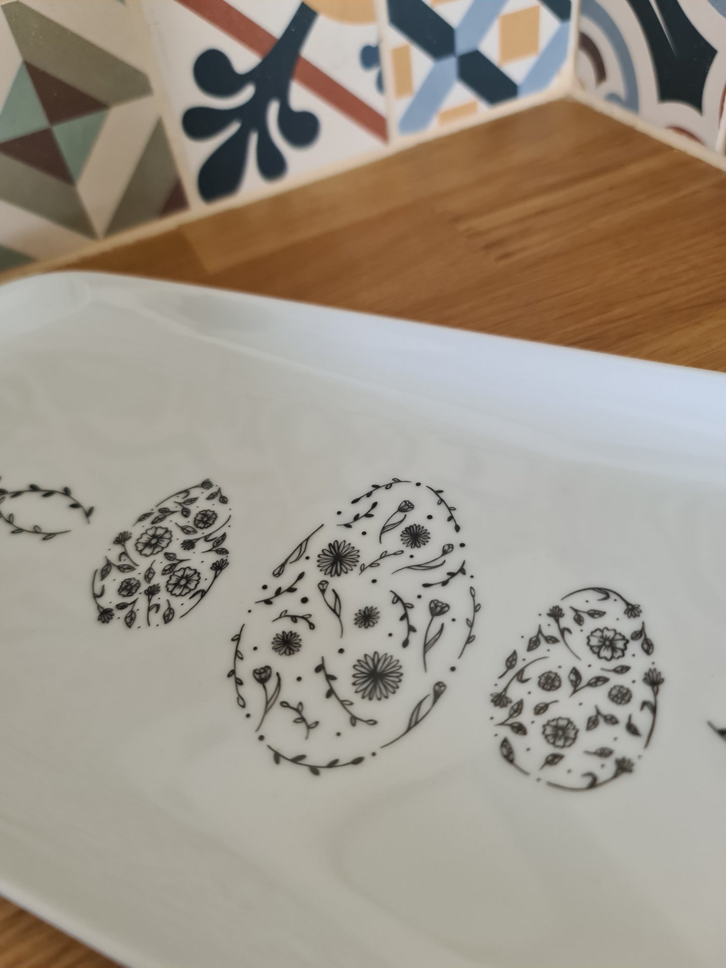 Plat cake en porcelaine - décor œufs fleuris peints à la main