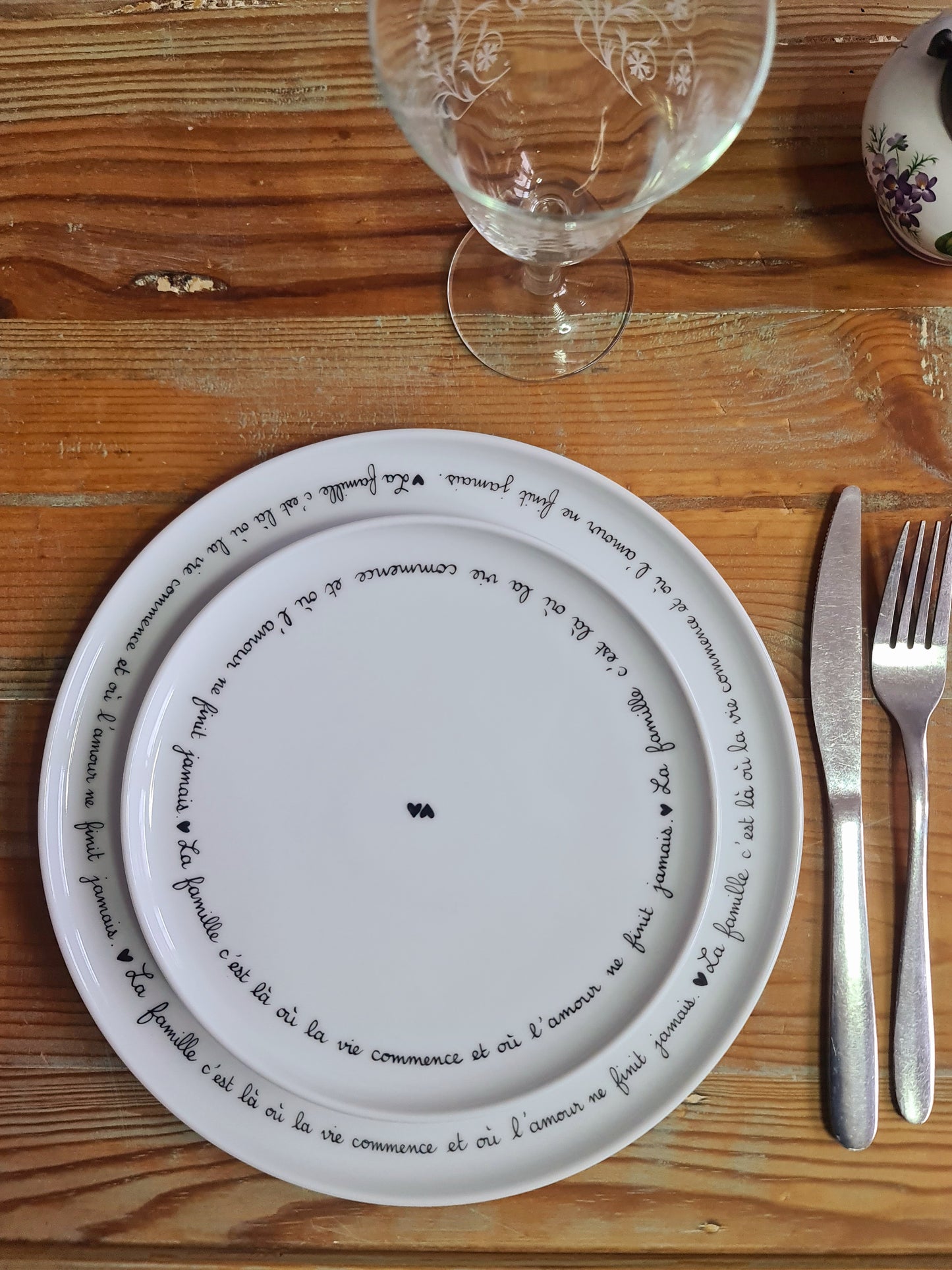 Assiette/Plat en porcelaine - décor Phrase "La famille c'est là où la vie commence et où l'amour ne finit jamais" cœurs peint à la main (Copie)