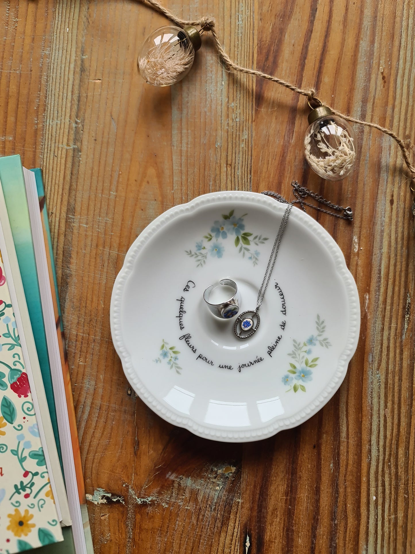 Collier ovale texturé en acier inoxydable - décoré avec un morceau de vaisselle surcyclé - Fleur bleue