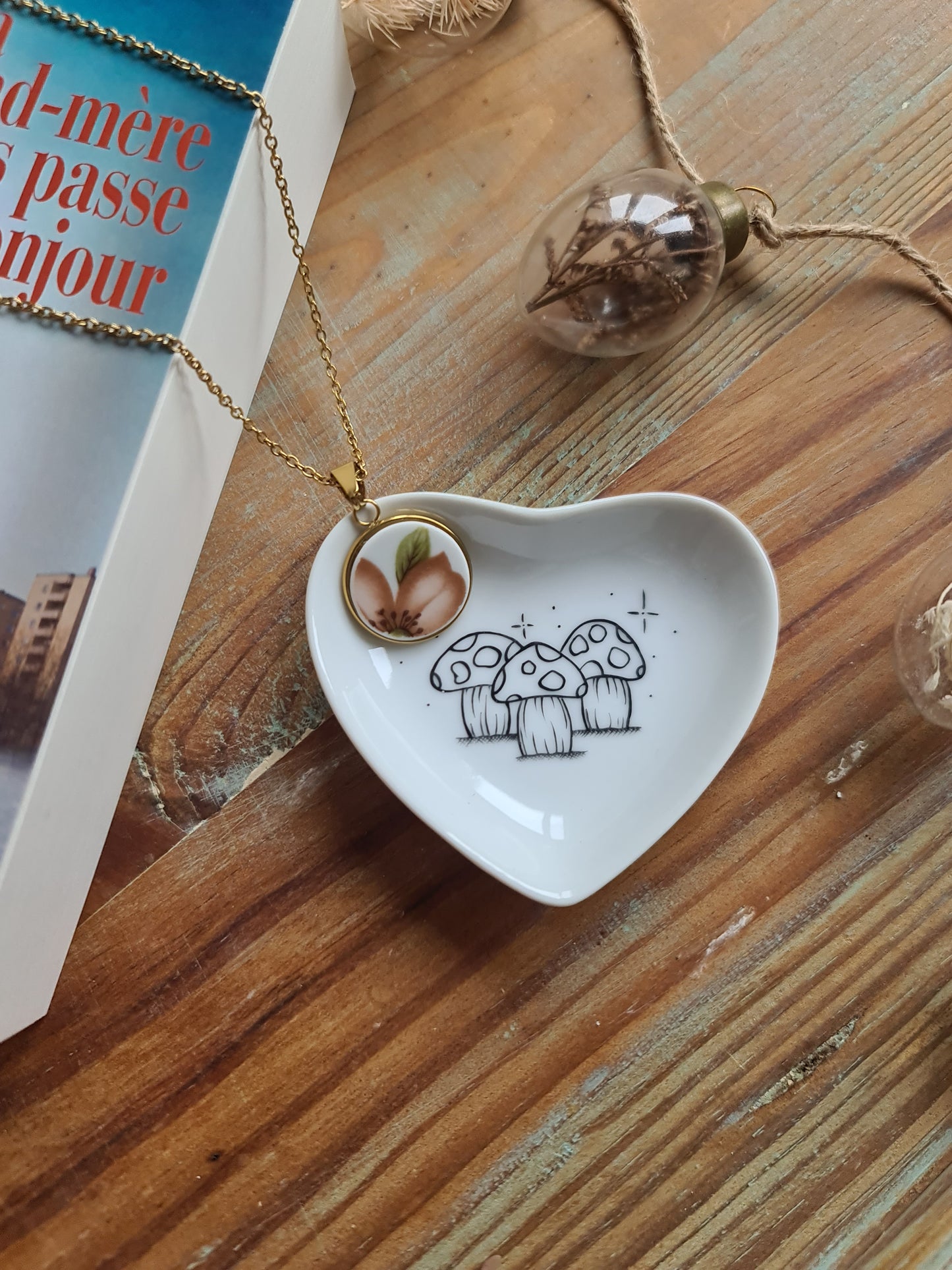 Collier rond en acier inoxydable doré - décoré avec un morceau de vaisselle surcyclé - Fleur marron