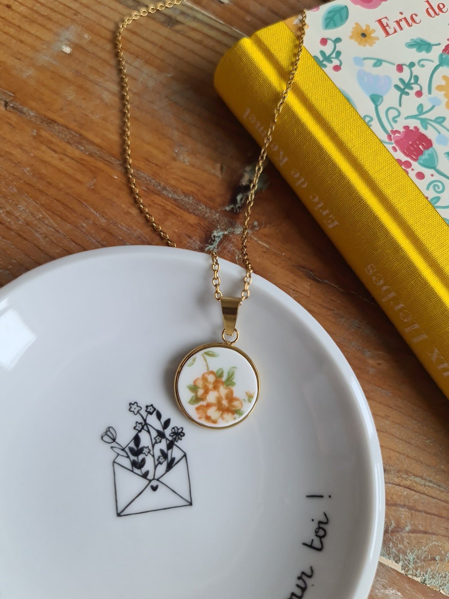 Collier rond en acier inoxydable doré - décoré avec un morceau de vaisselle surcyclé - Fleurs jaunes et oranges
