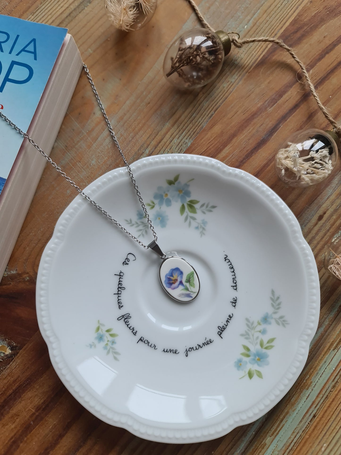 Collier ovale en acier inoxydable - décoré avec un morceau de vaisselle surcyclé - Fleur bleu et jaune