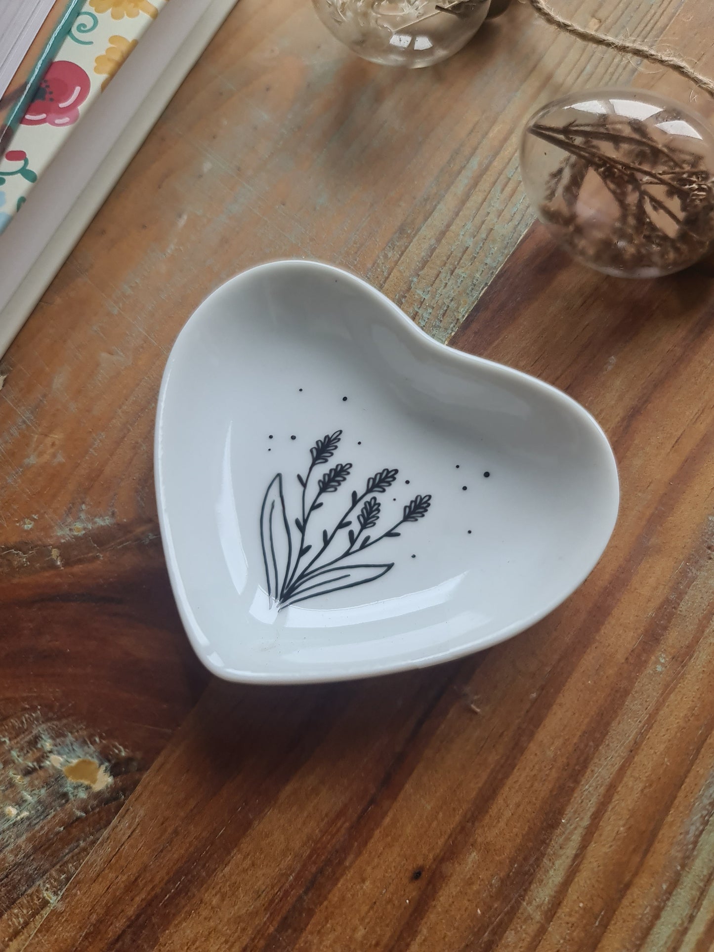 Coupelle cœur en porcelaine - décor Fleurs épi peint à la main
