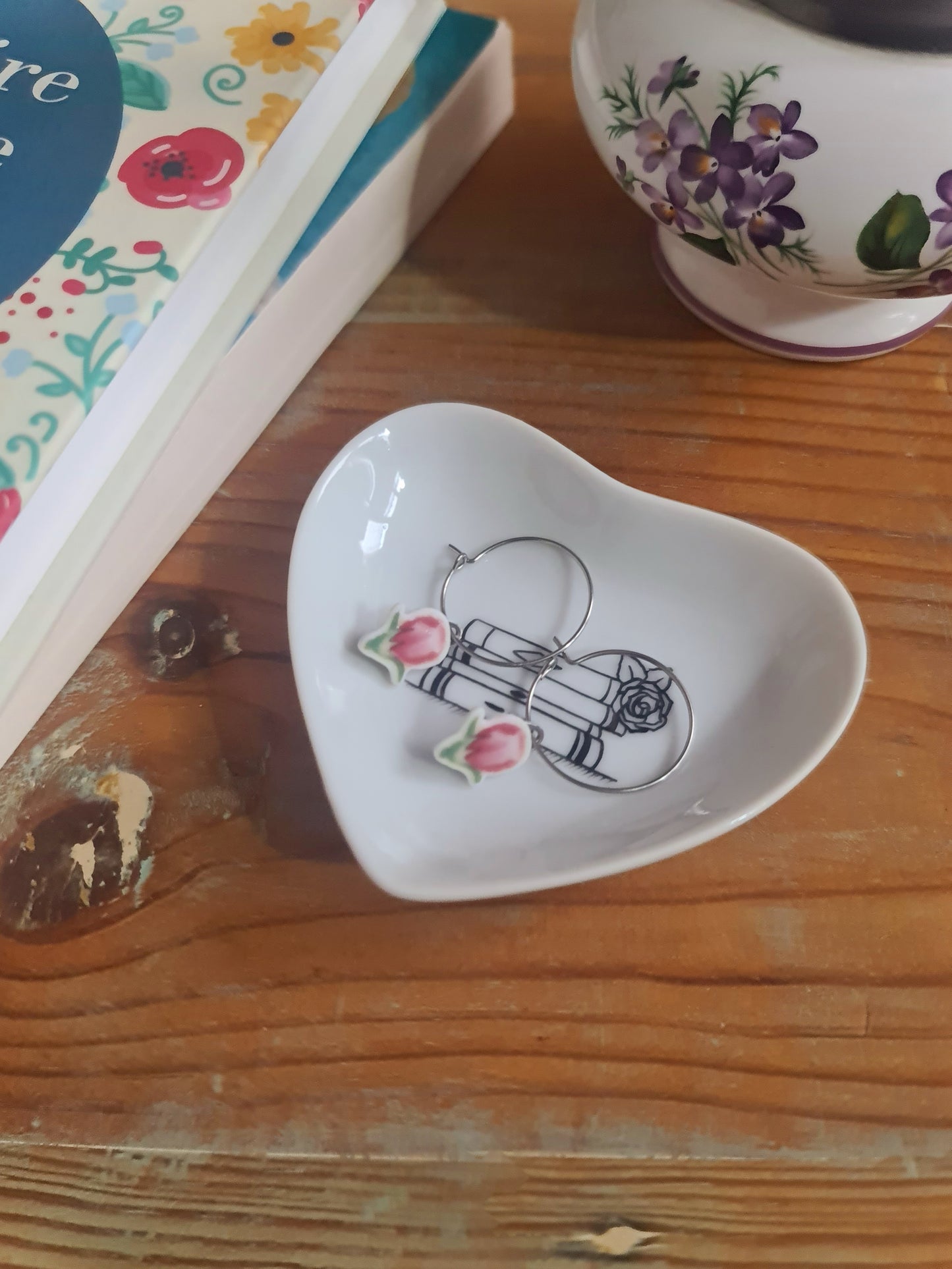 Boucles d'oreilles créoles en acier inoxydable - décorées avec un morceau de vaisselle surcyclé - Forme fleur - Boutons de roses