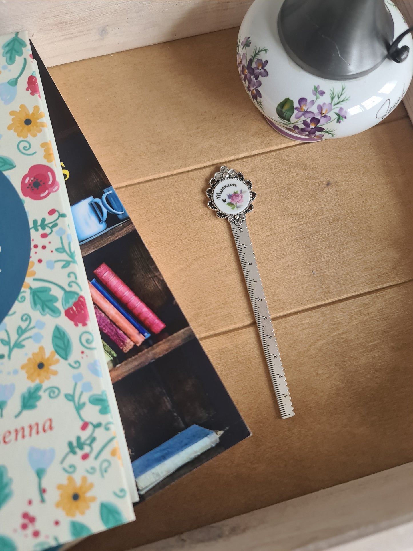 Marque page en alliage couleur argenté - décoré avec de la vaisselle puis "Maman ♡" peint à la main - Rose