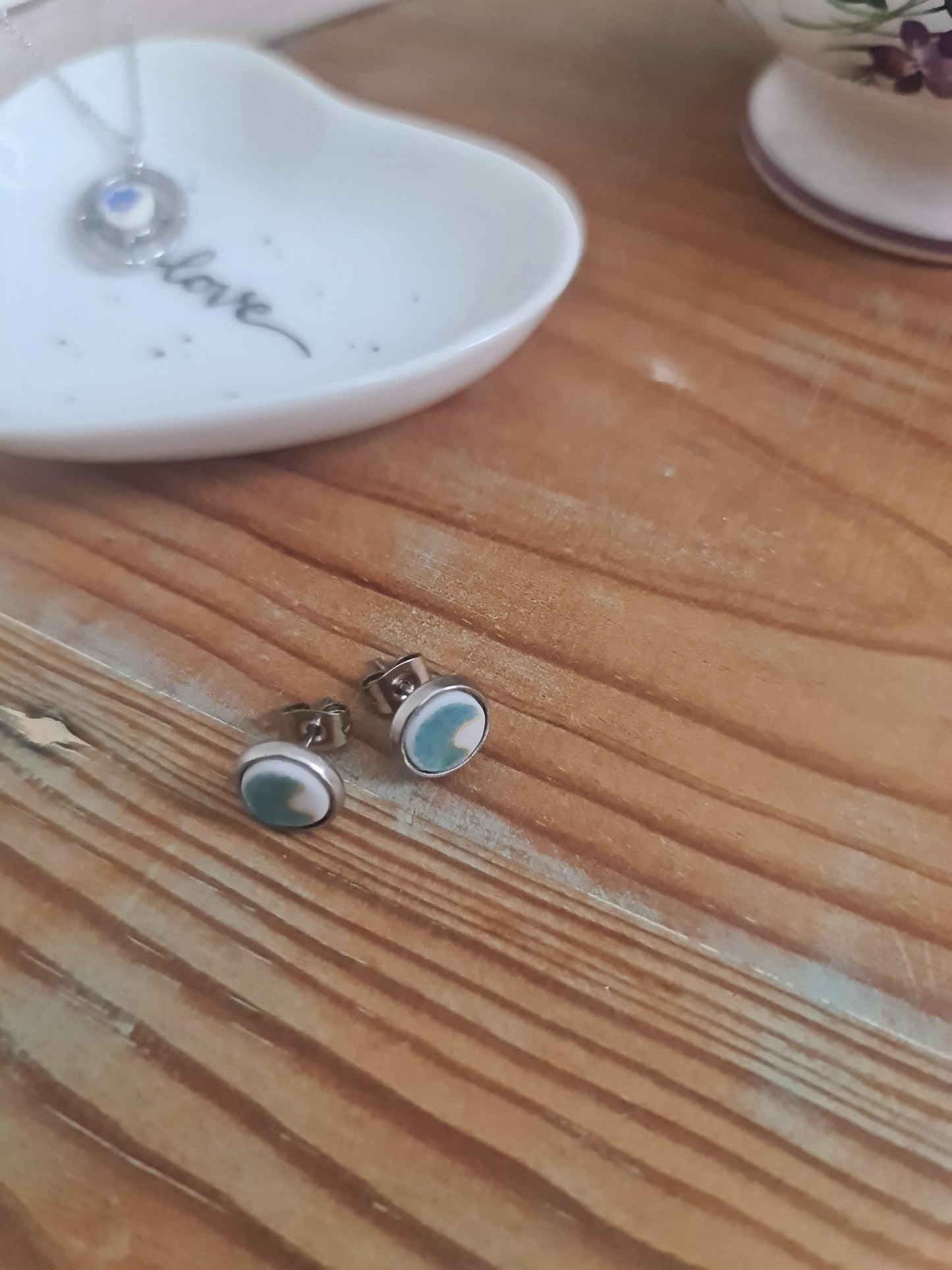 Boucles d'oreilles puce en acier inoxydable - décorées avec un morceau de vaisselle surcyclé - Turquoises