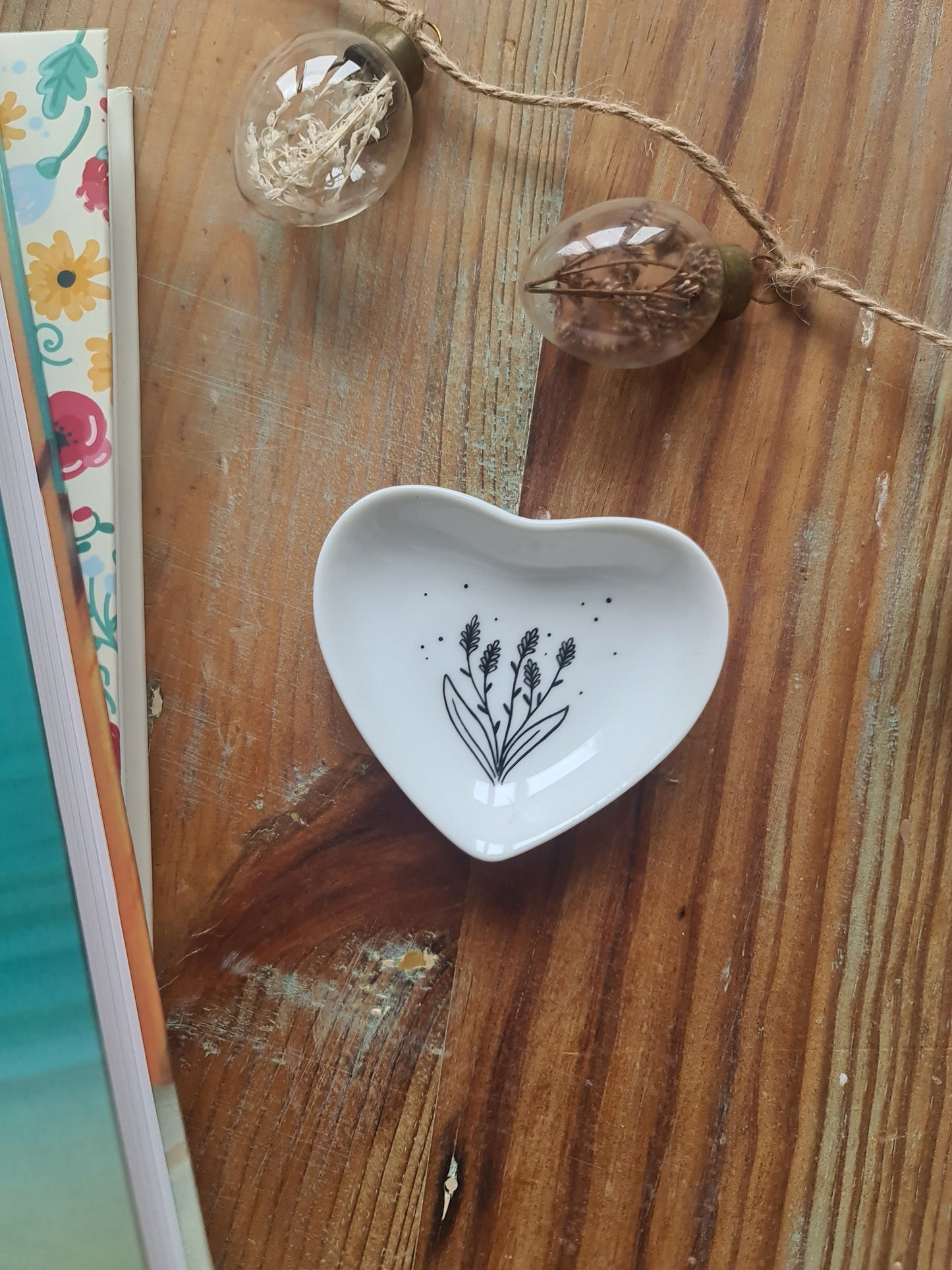 Coupelle cœur en porcelaine - décor Fleurs épi peint à la main